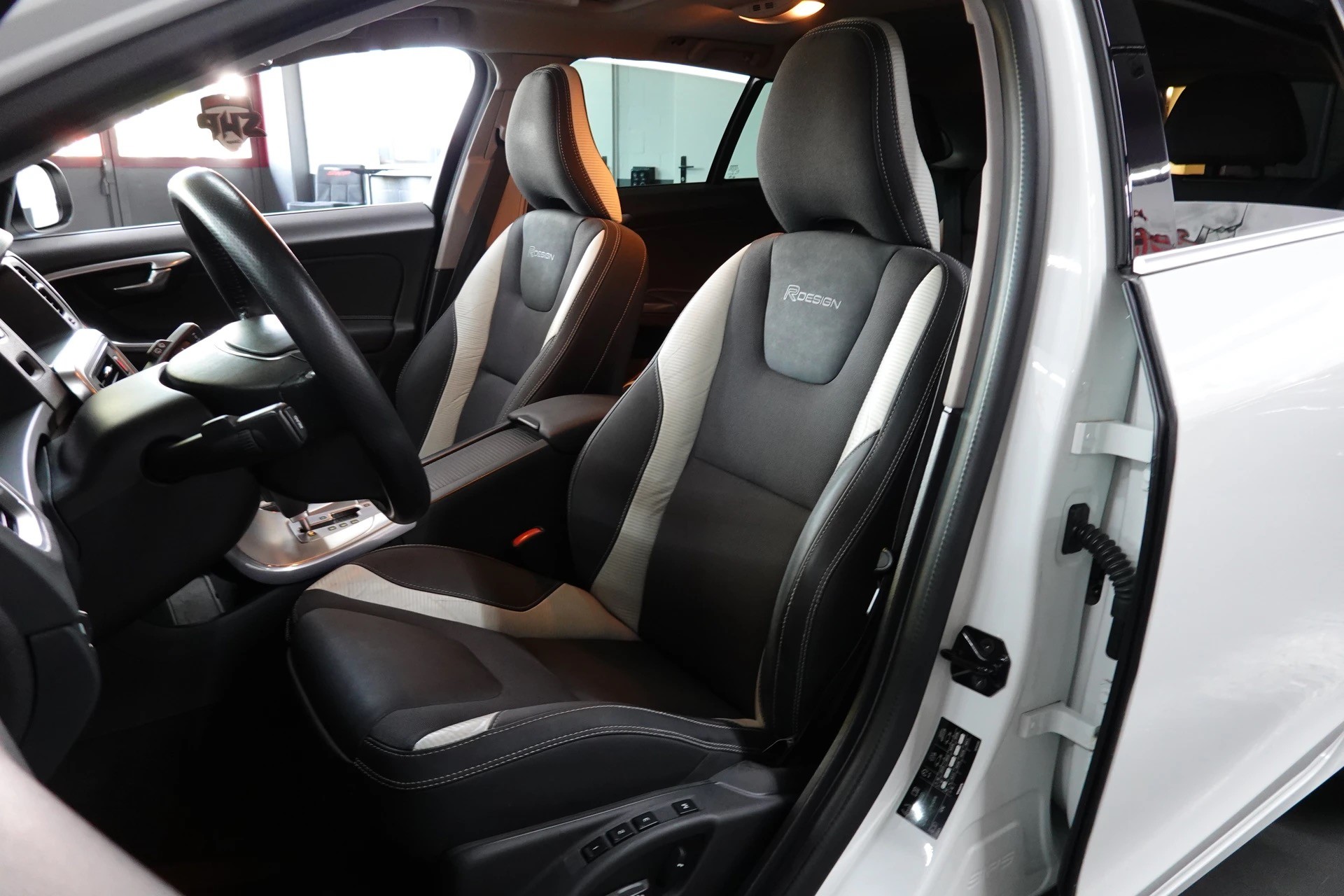 VOLVO V60 D3 R-Design Geartronic-image-13