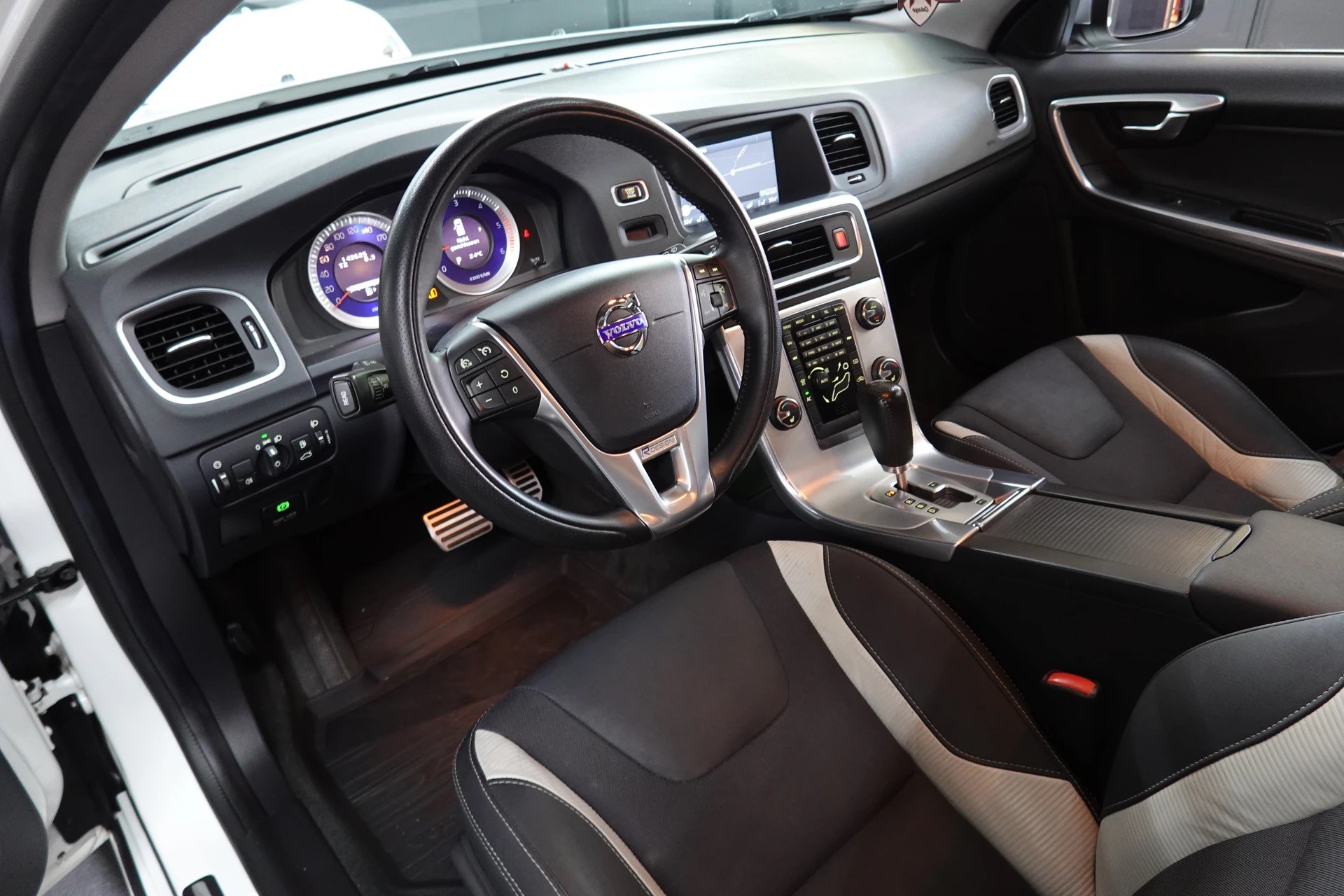 VOLVO V60 D3 R-Design Geartronic-image-13