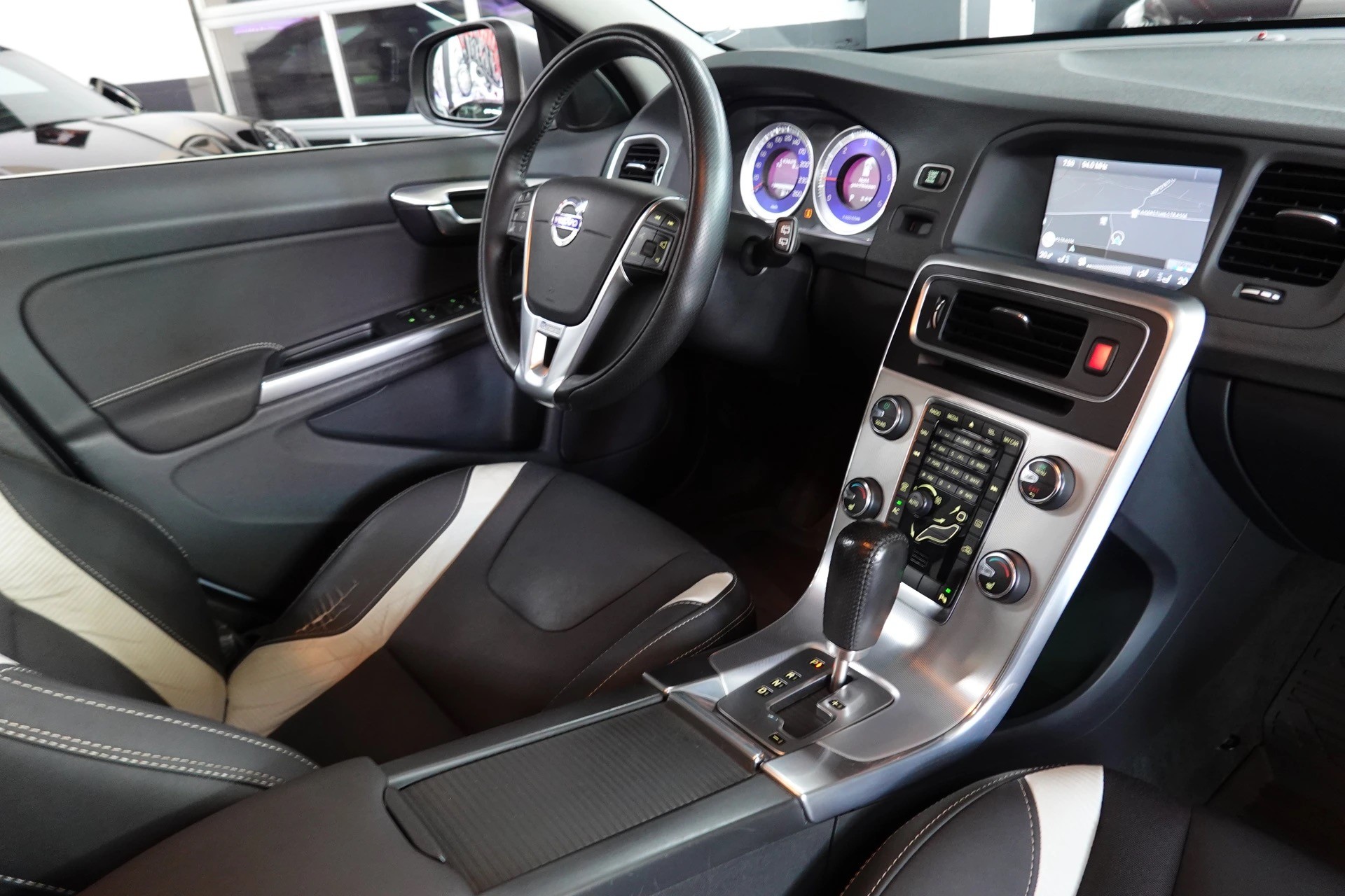 VOLVO V60 D3 R-Design Geartronic-image-11