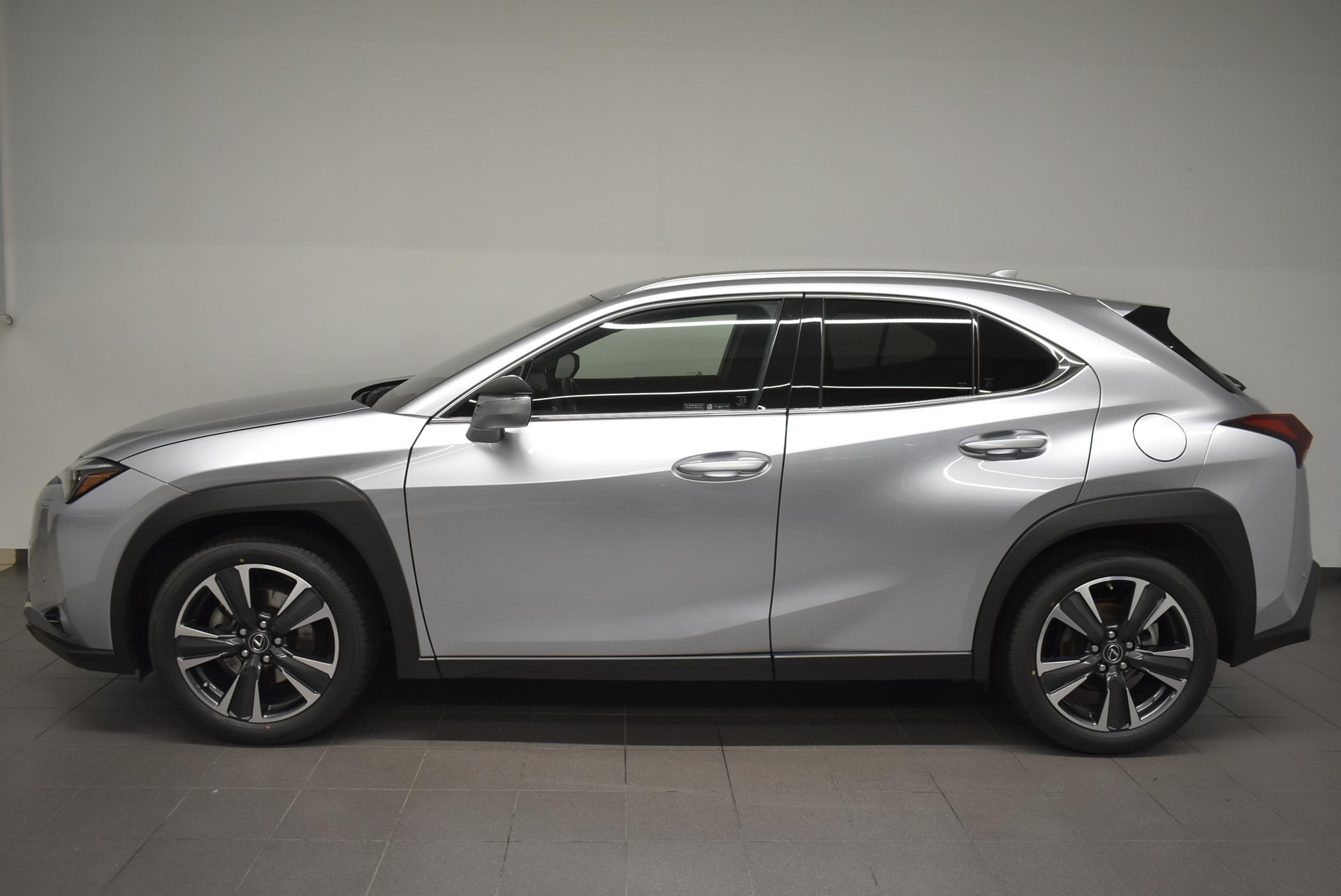 LEXUS UX 250h Comfort - Ruote invernali & Servizi inclusi - Tasso leasing 1.99%!-showroom-element-2