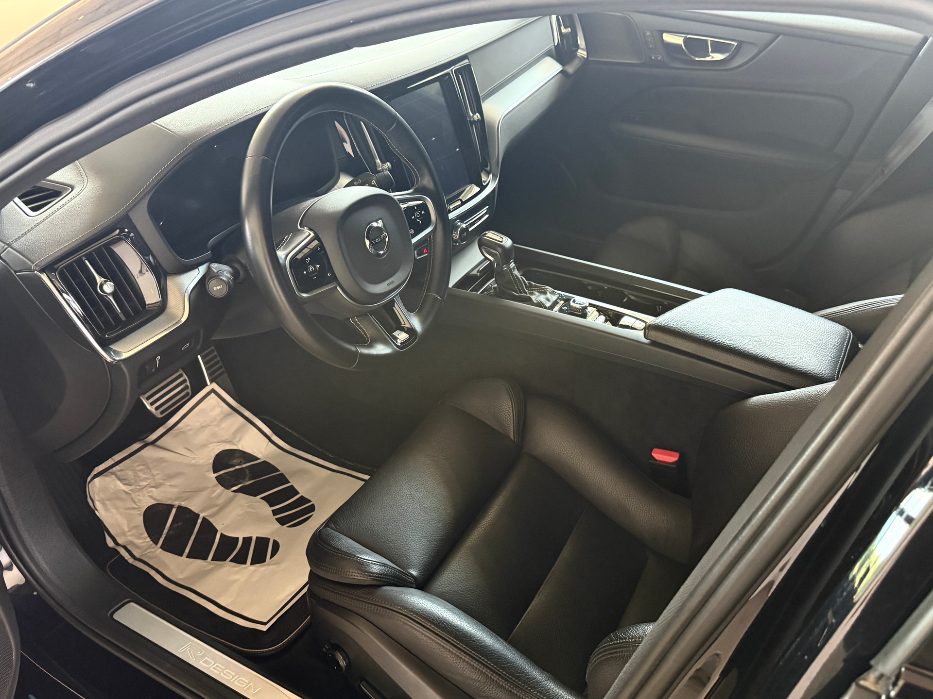 VOLVO S60 T6 AWD R-Design Geartronic ***CH-Fahrzeug***4x4***310PS***Panoramadach-image-3