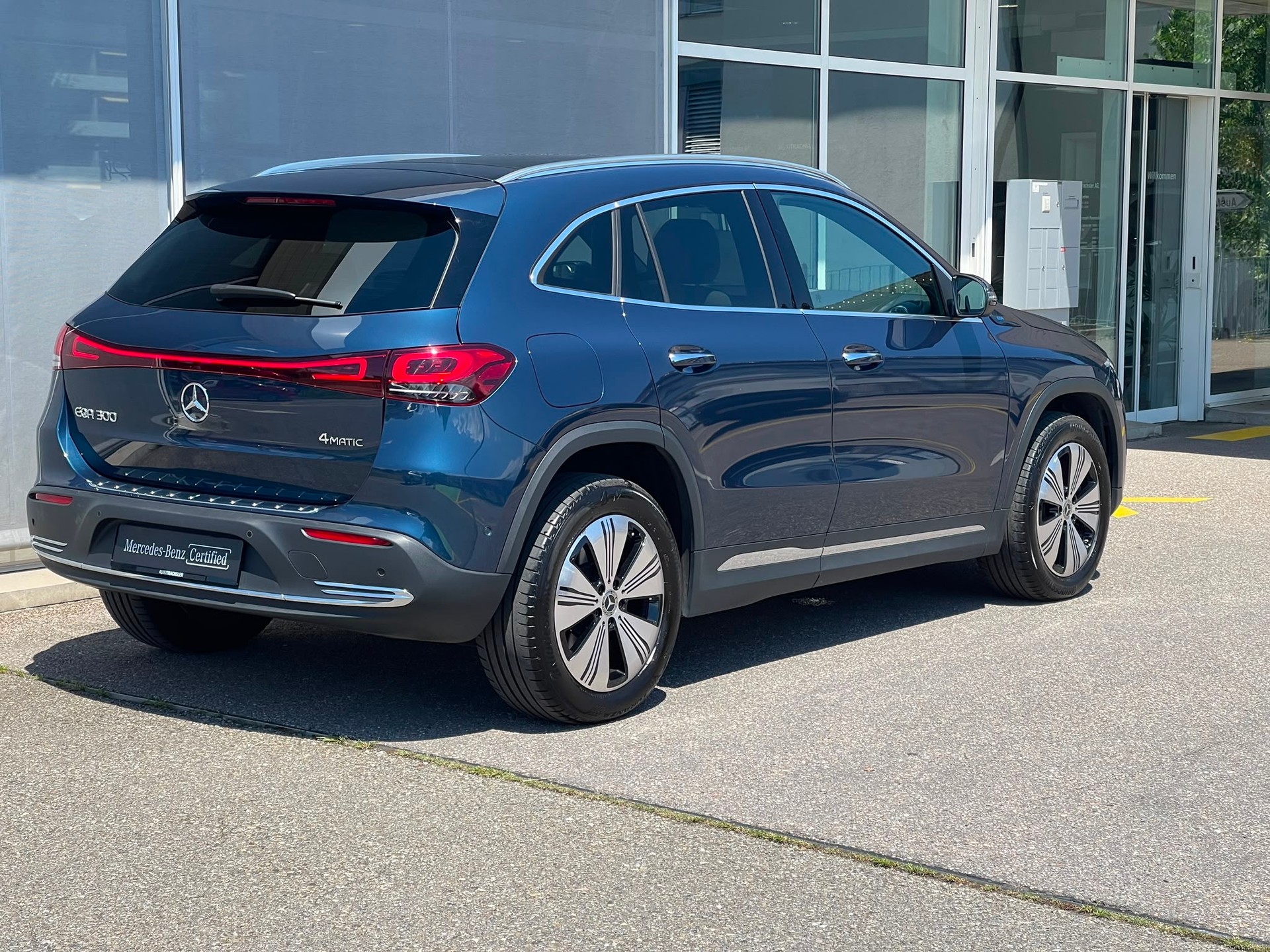 MERCEDES-BENZ EQA 300 4Matic-image-2