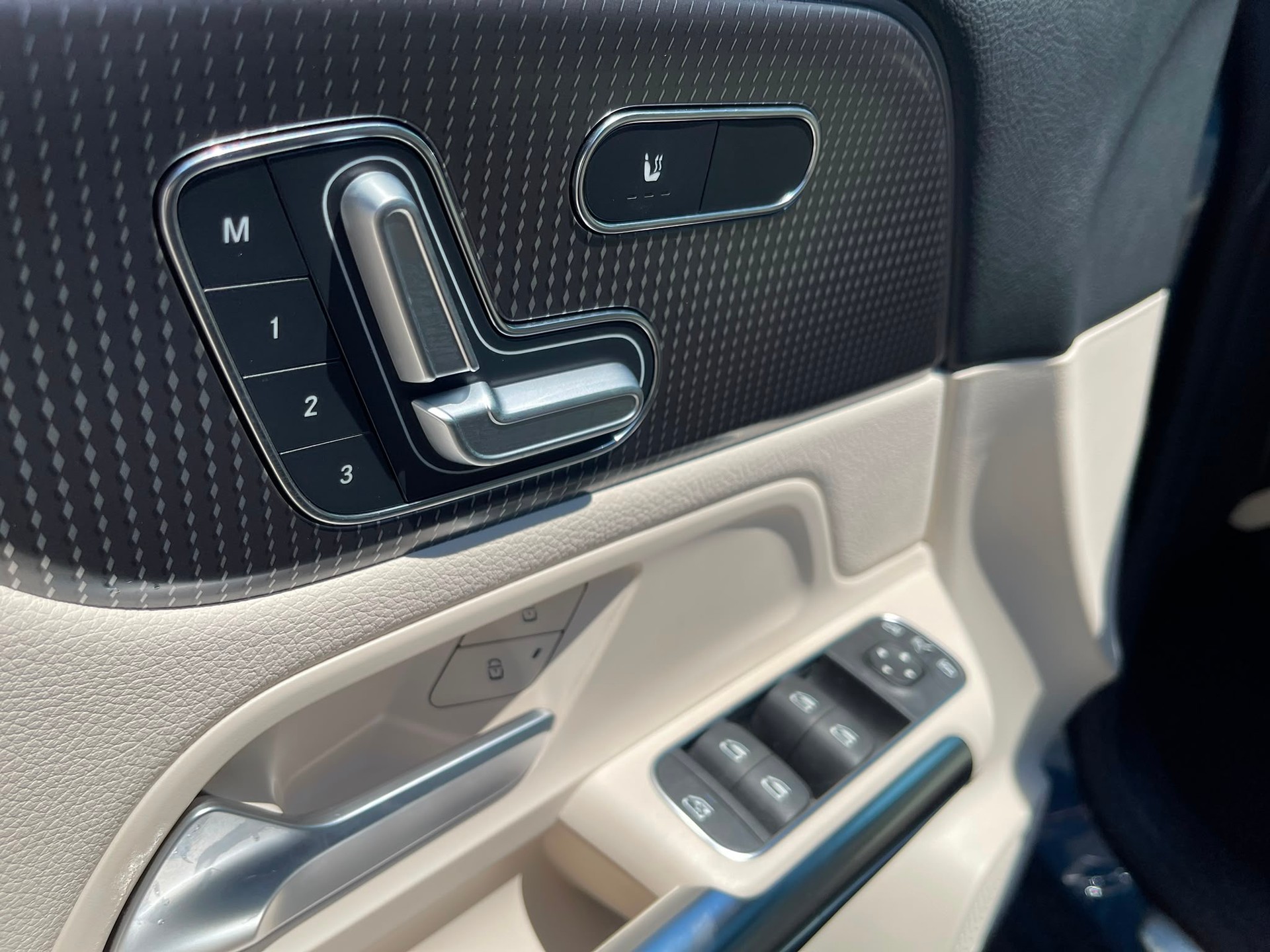 MERCEDES-BENZ EQA 300 4Matic-image-6