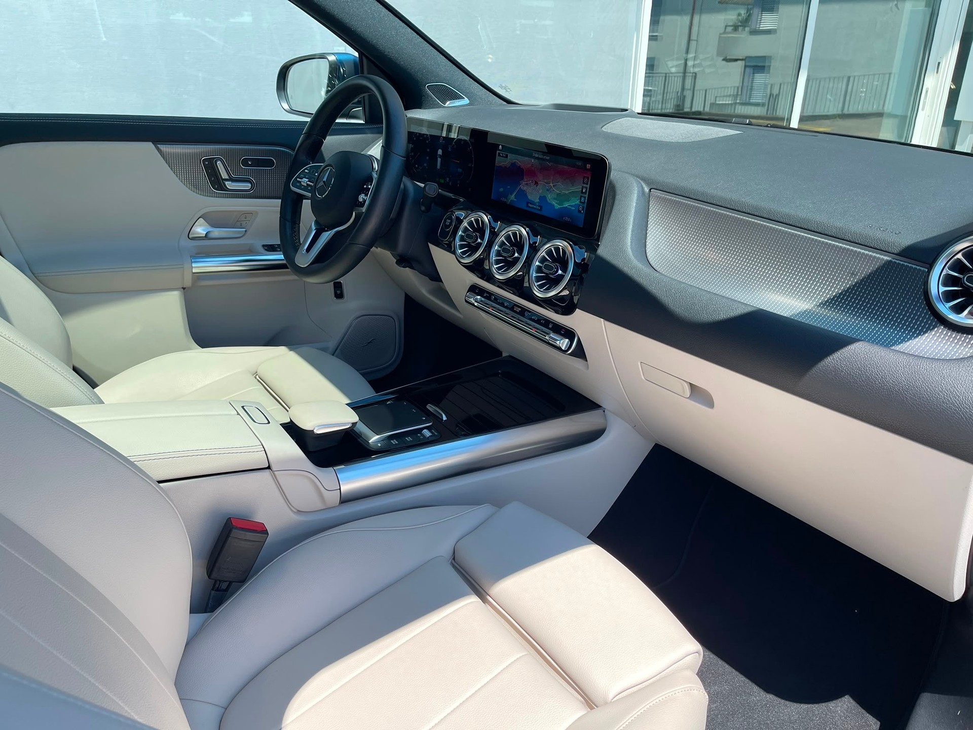 MERCEDES-BENZ EQA 300 4Matic-image-4