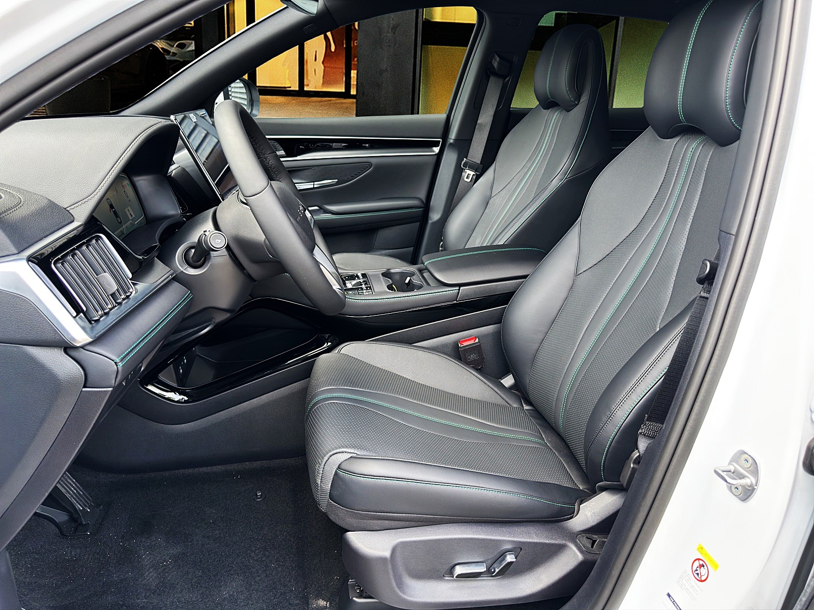 BYD Seal U DM-i Design AWD / Voll Ausstattung-image-6