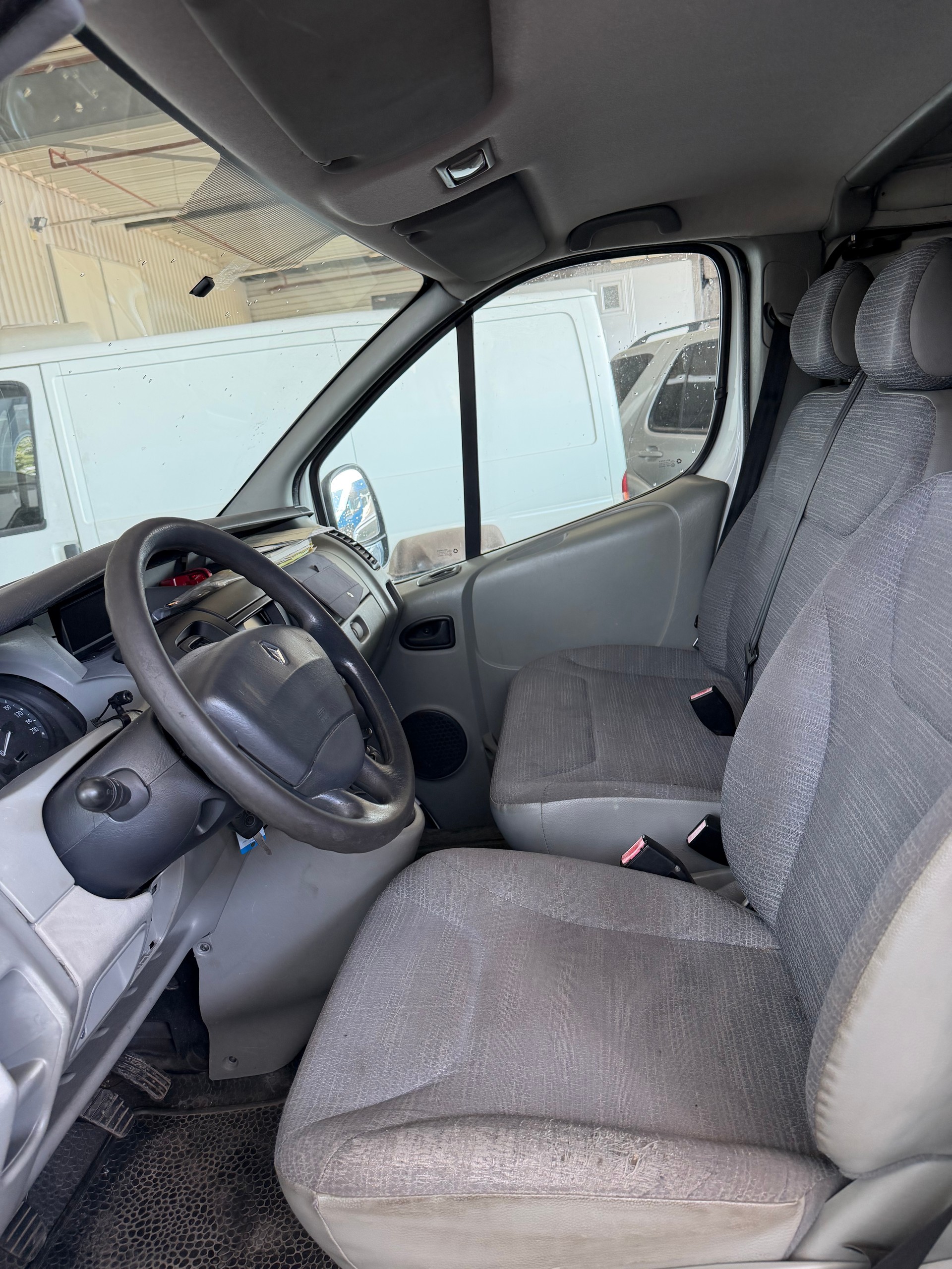 RENAULT Trafic 2.5 dCi 2.9t L2H1-image-12