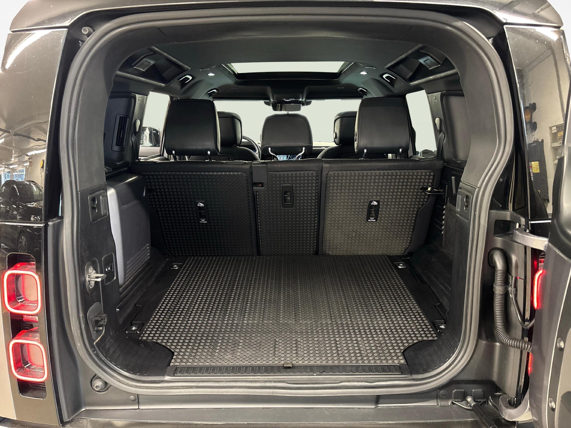 LAND ROVER Defender 110 3.0 I6 X-image-18