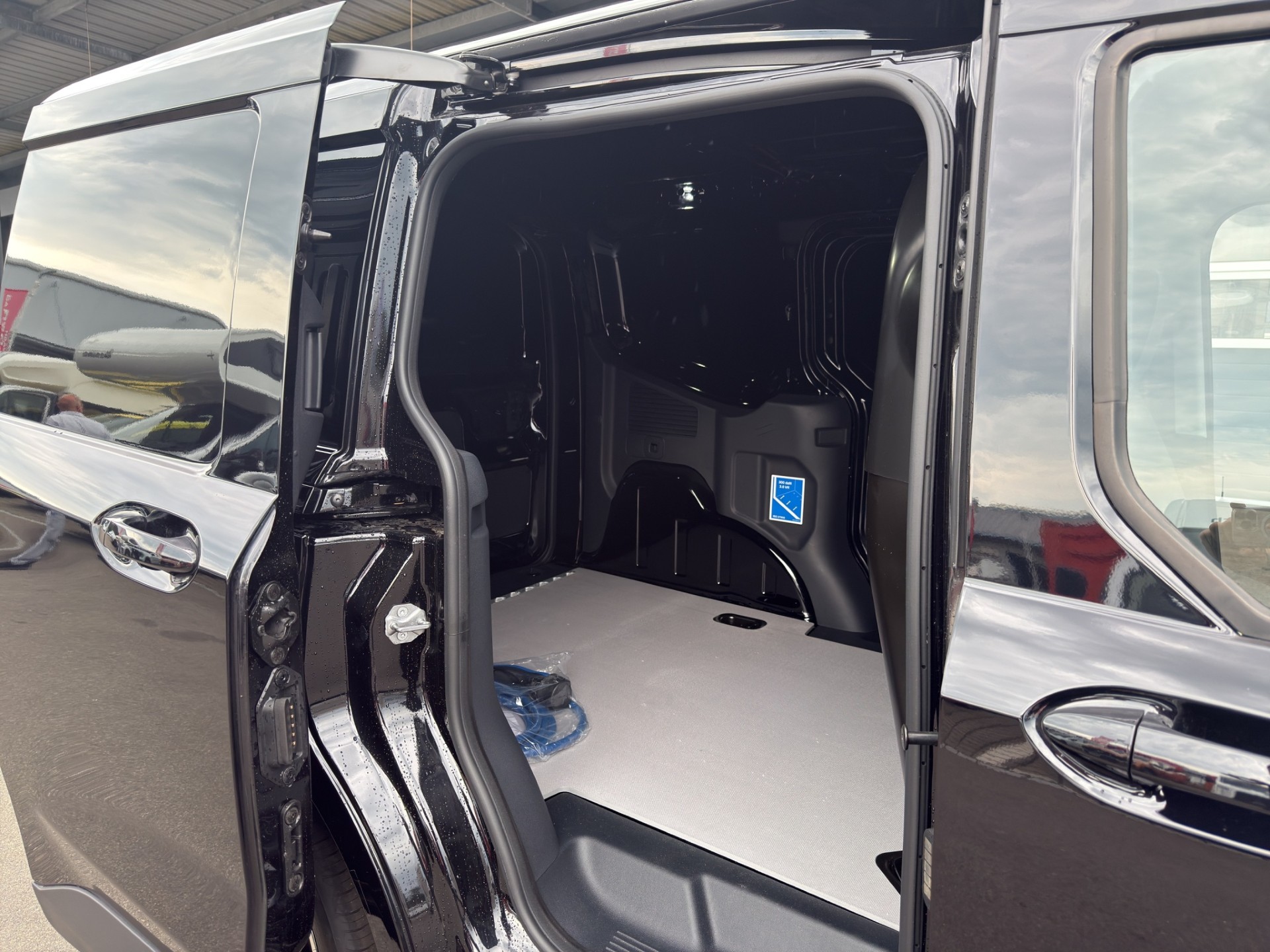 FORD E-Transit Courier Van Limited-image-11