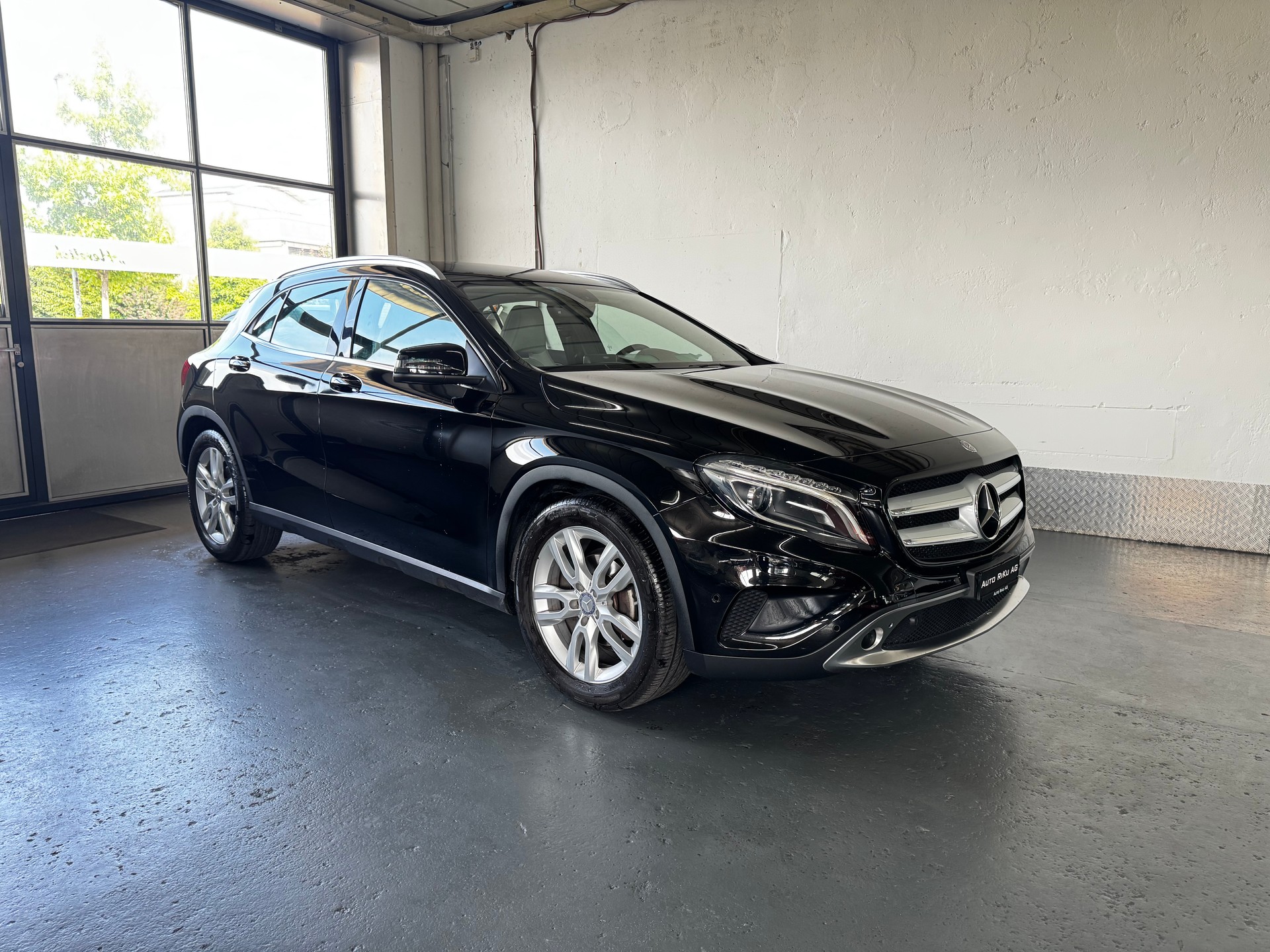 MERCEDES-BENZ GLA 200 Night Star 7G-DCT-showroom-element-1
