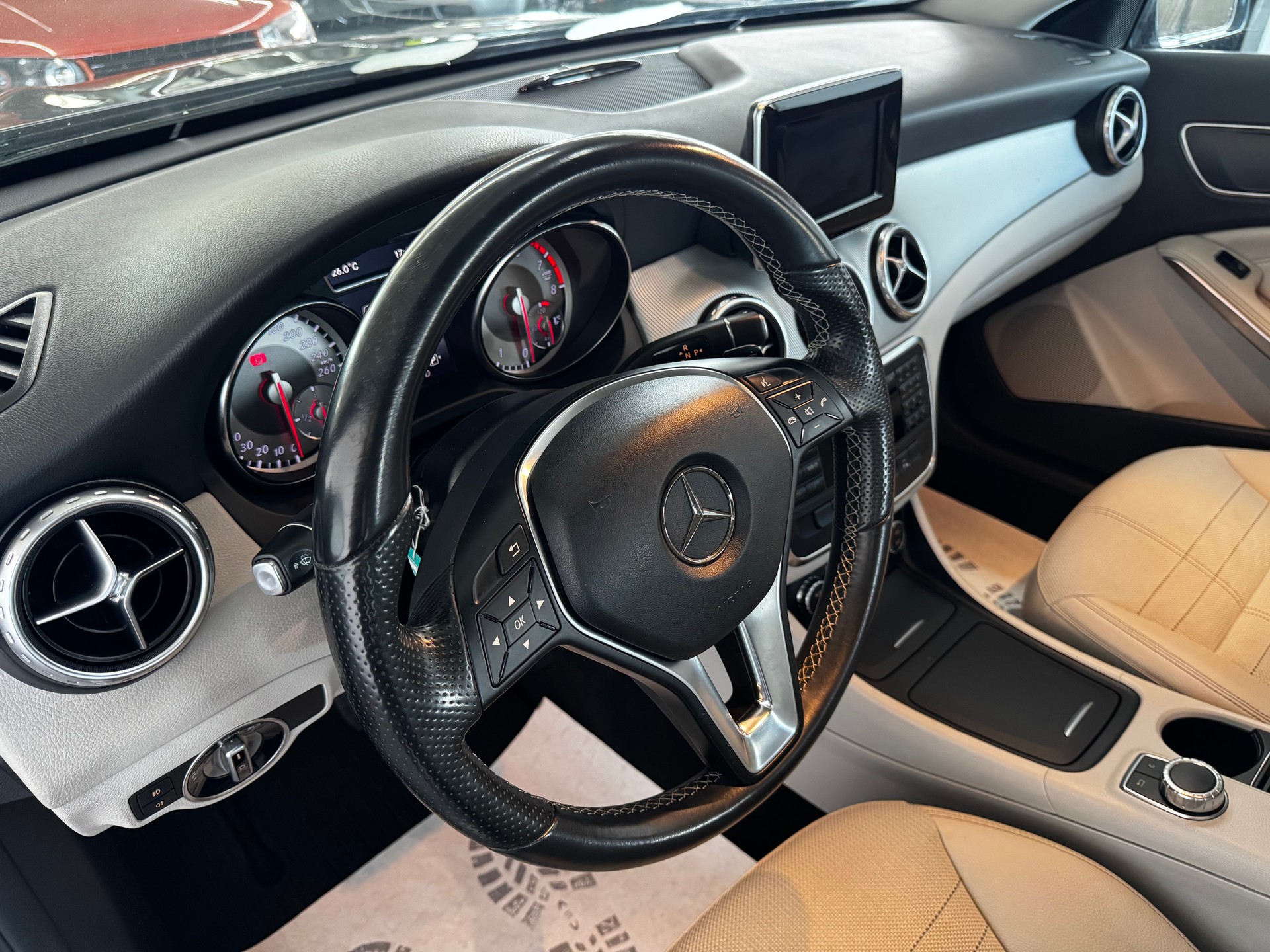 MERCEDES-BENZ GLA 200 Night Star 7G-DCT-image-11