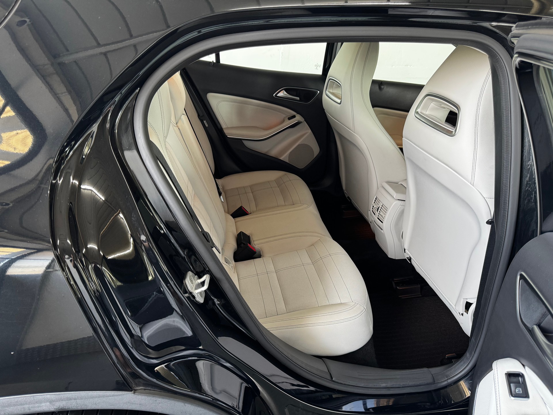 MERCEDES-BENZ GLA 200 Night Star 7G-DCT-image-20