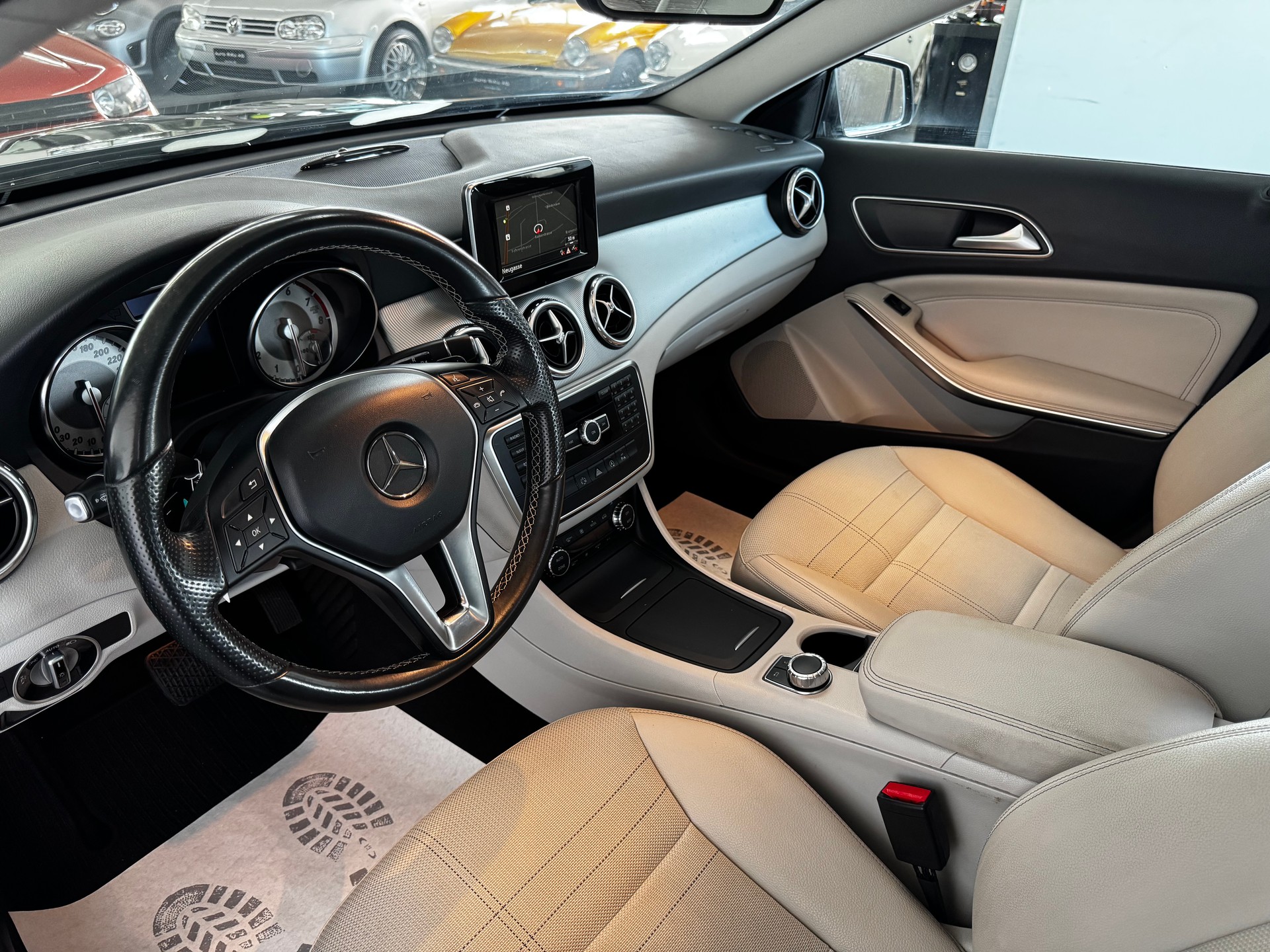 MERCEDES-BENZ GLA 200 Night Star 7G-DCT-image-12