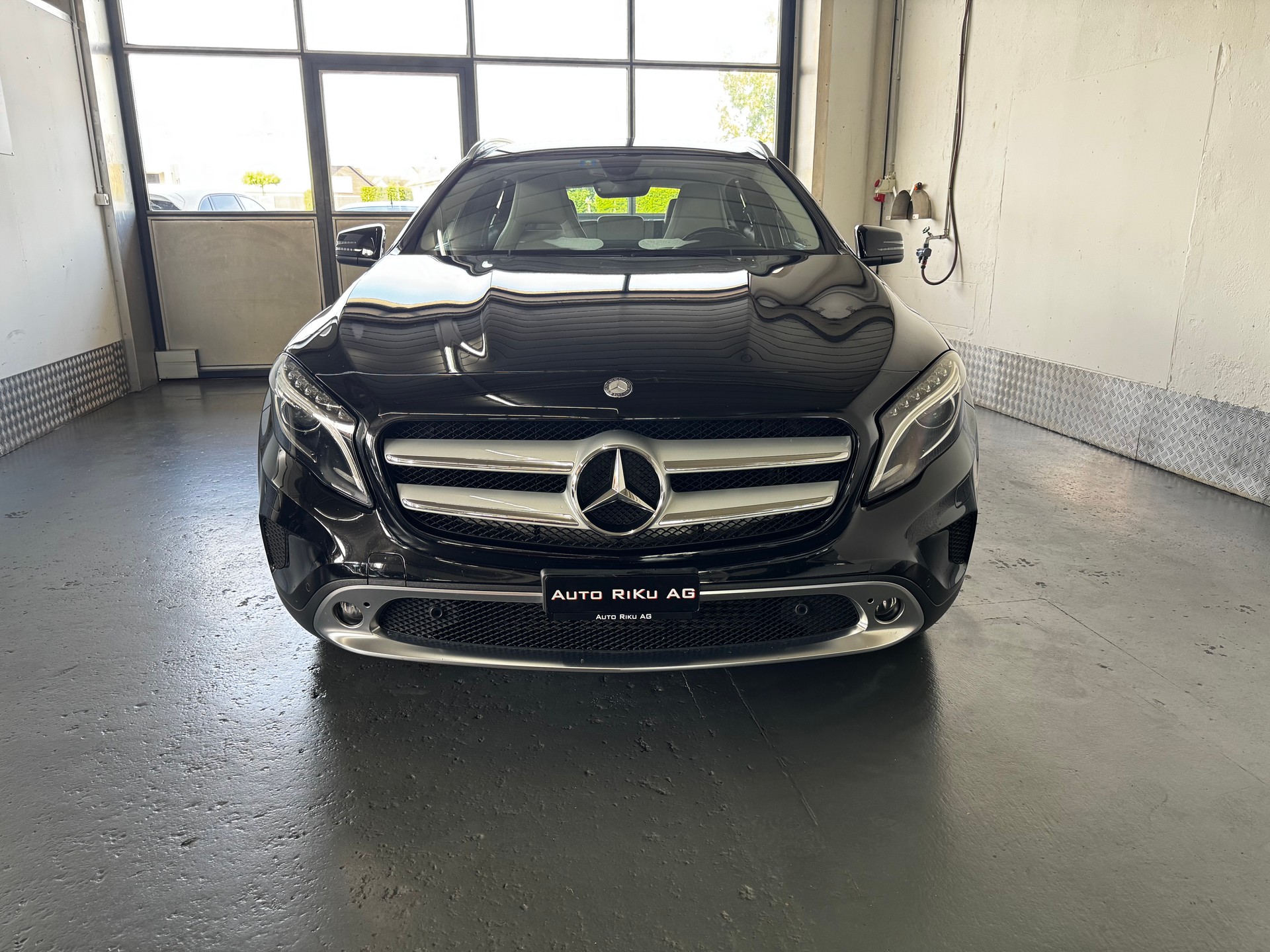 MERCEDES-BENZ GLA 200 Night Star 7G-DCT-showroom-element-3