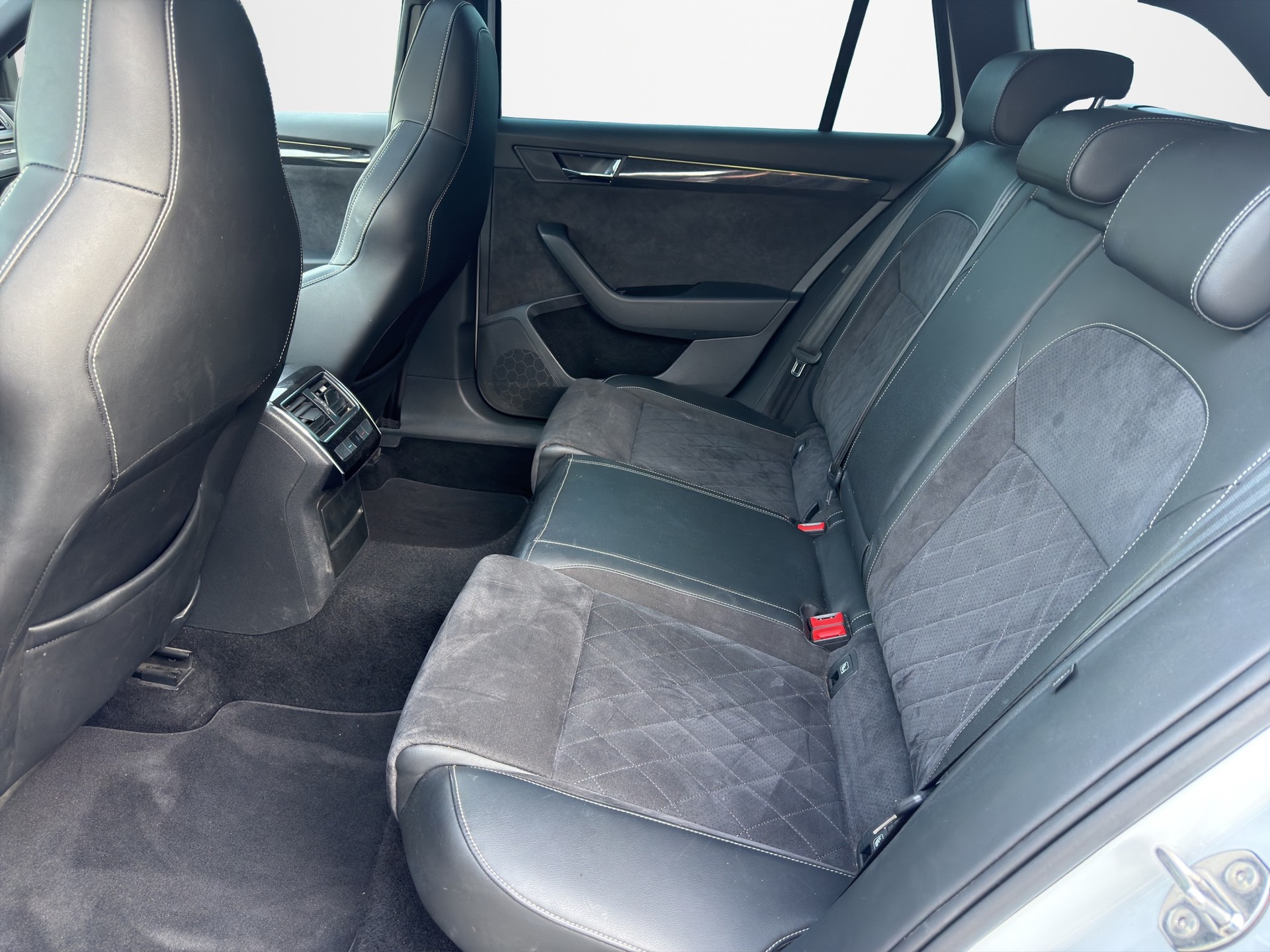 SKODA Superb Combi 2.0 TSI SportLine+ DSG 4x4-image-10