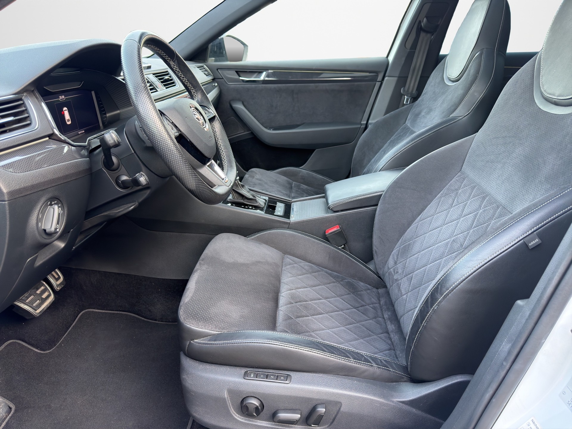 SKODA Superb Combi 2.0 TSI SportLine+ DSG 4x4-image-8
