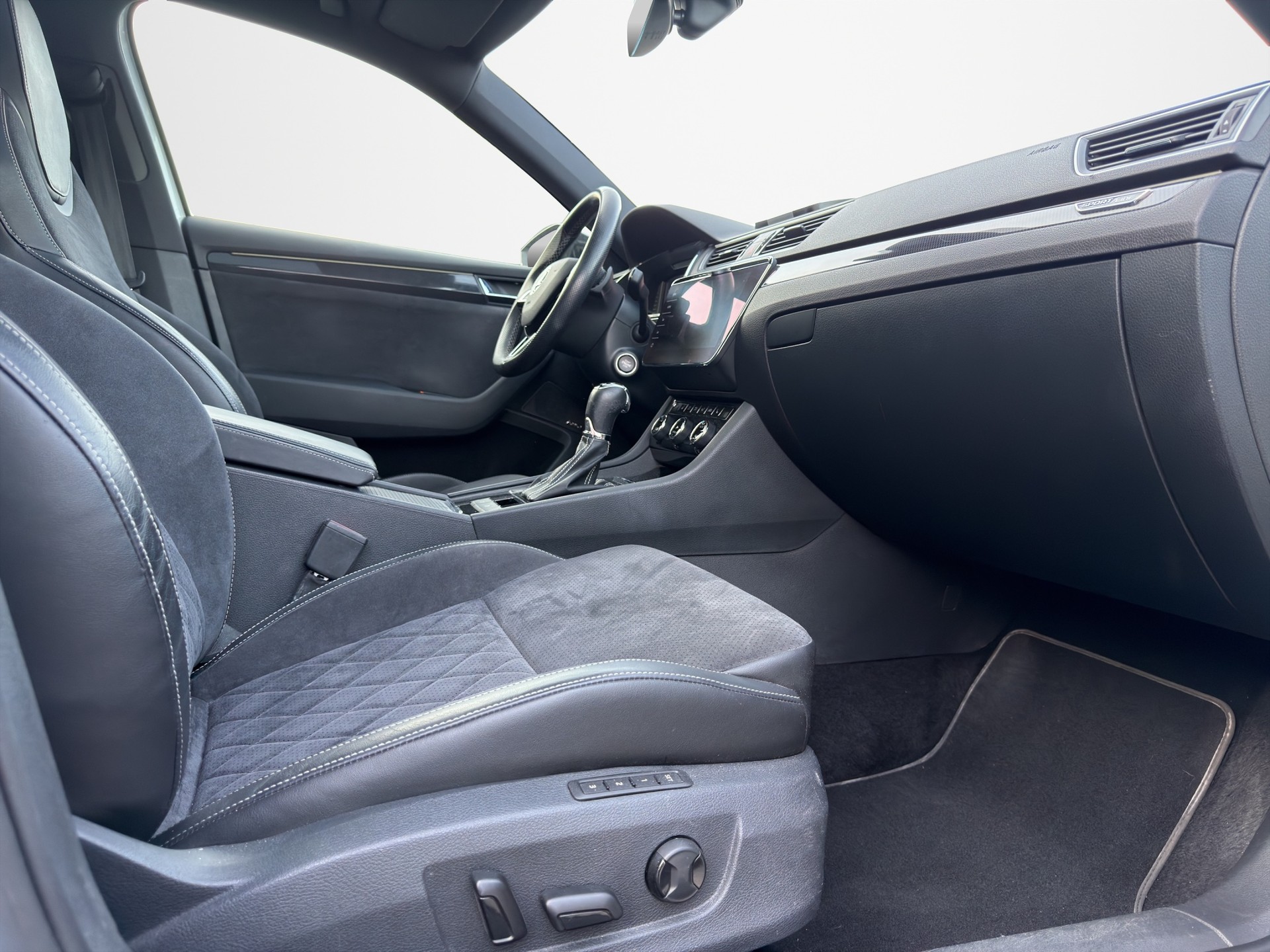 SKODA Superb Combi 2.0 TSI SportLine+ DSG 4x4-image-11