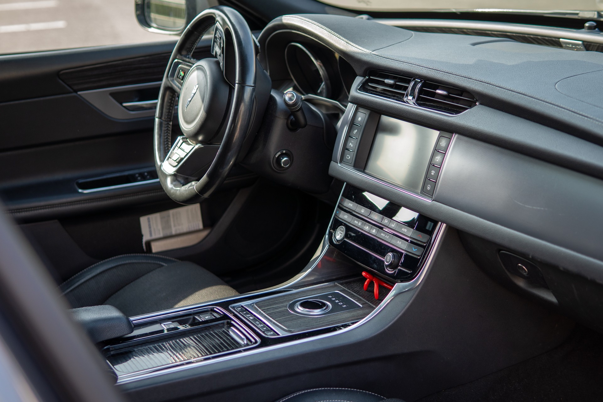 JAGUAR 2.0 T 240 R-Sport-image-3