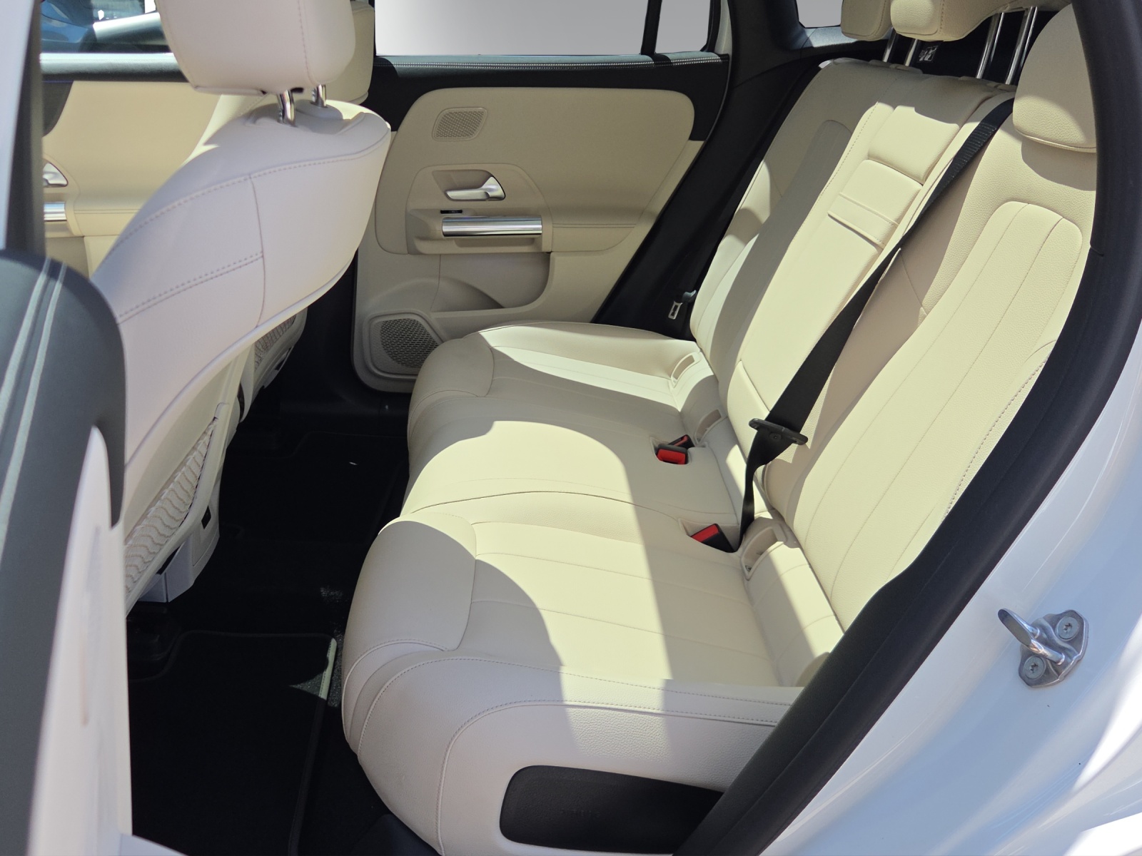 MERCEDES-BENZ EQA 250-image-9