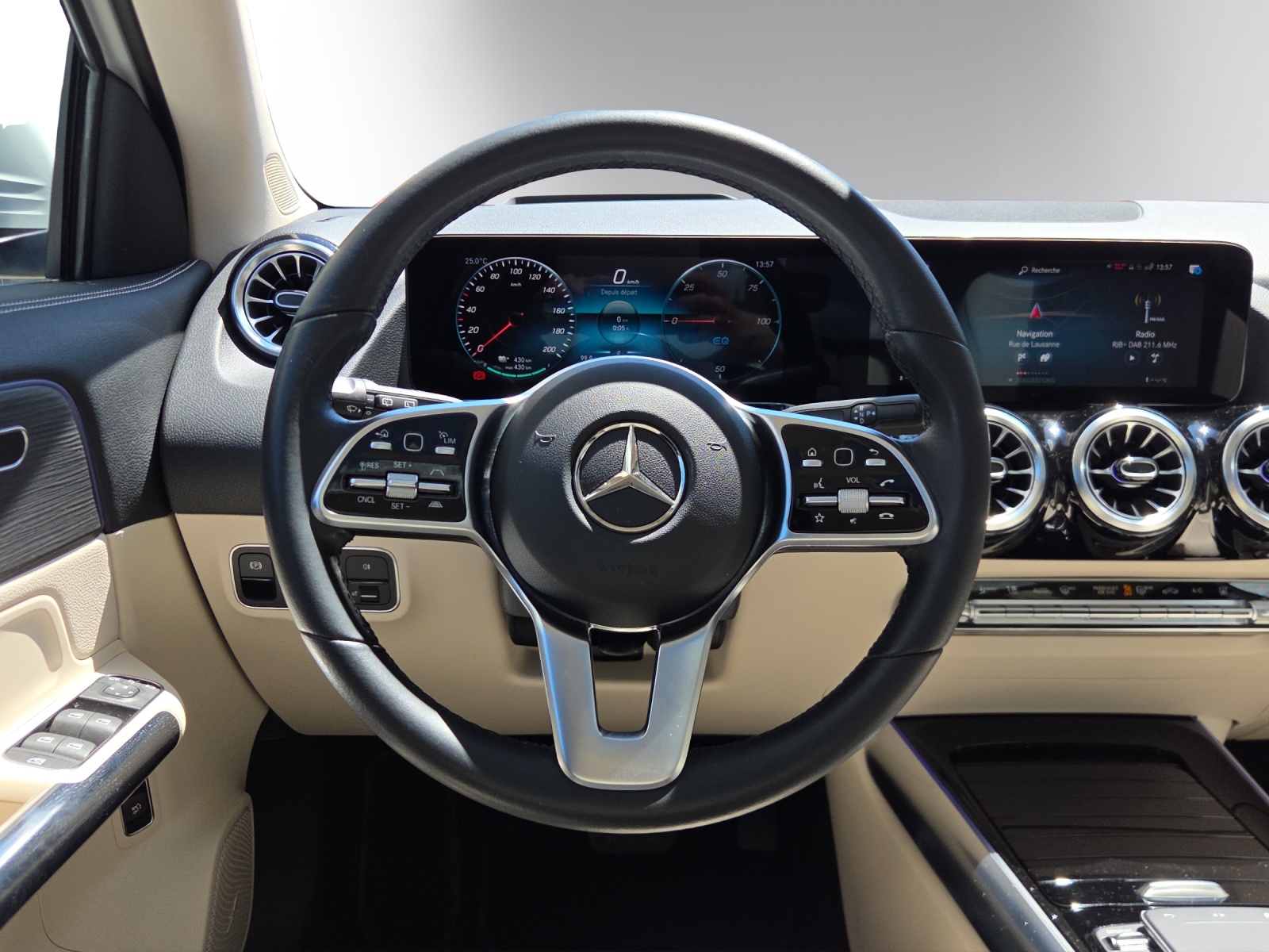 MERCEDES-BENZ EQA 250-image-11
