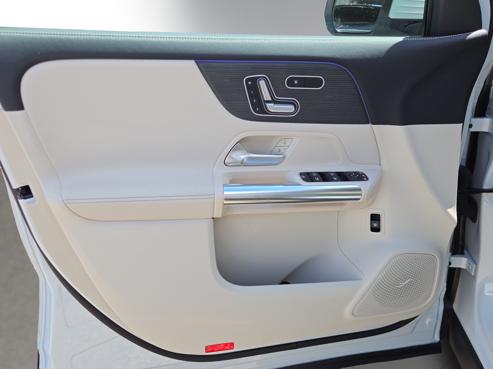 MERCEDES-BENZ EQA 250-image-14