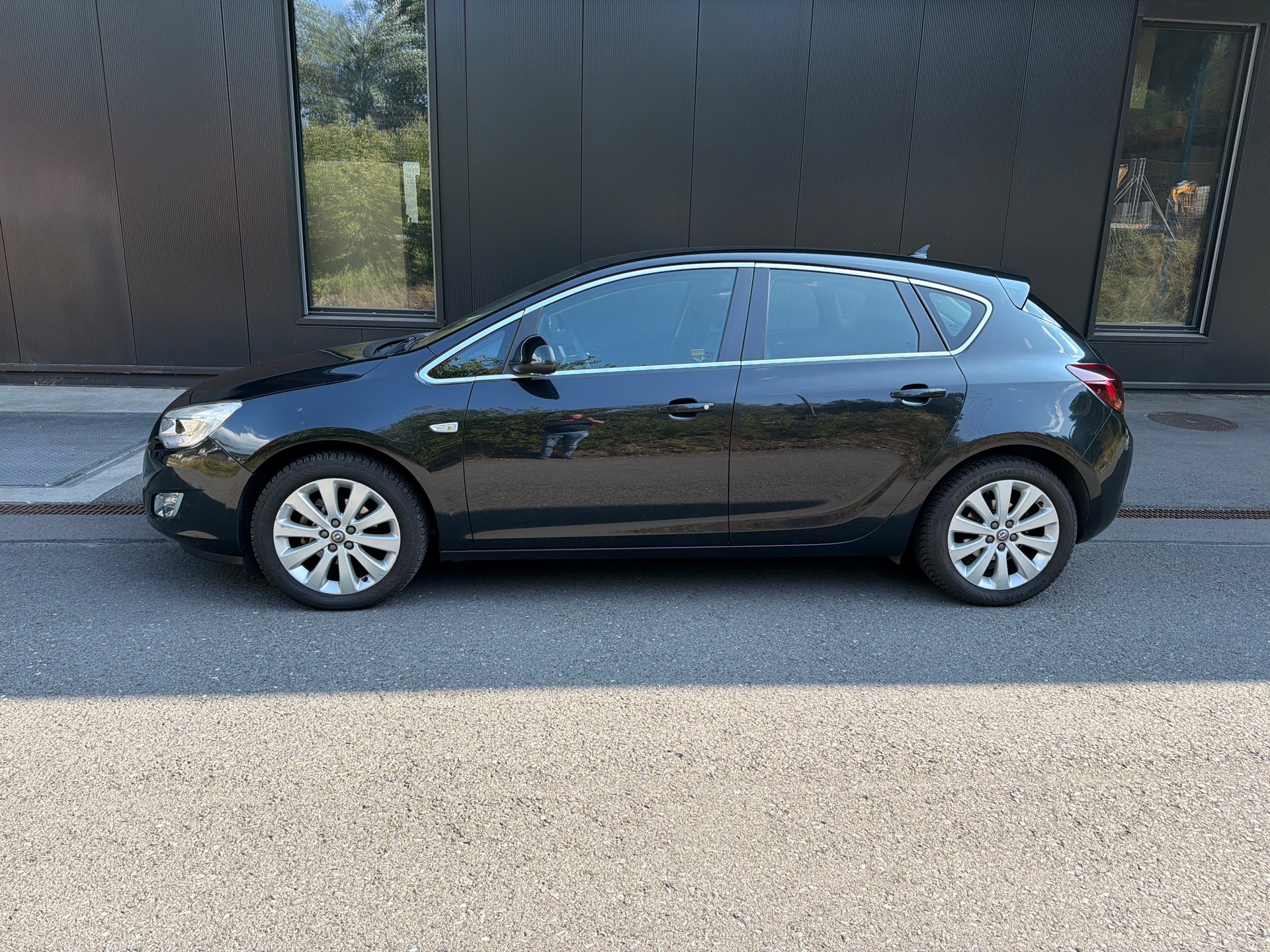 OPEL Astra 1.4i 16V Turbo Cosmo Automatic-image-1