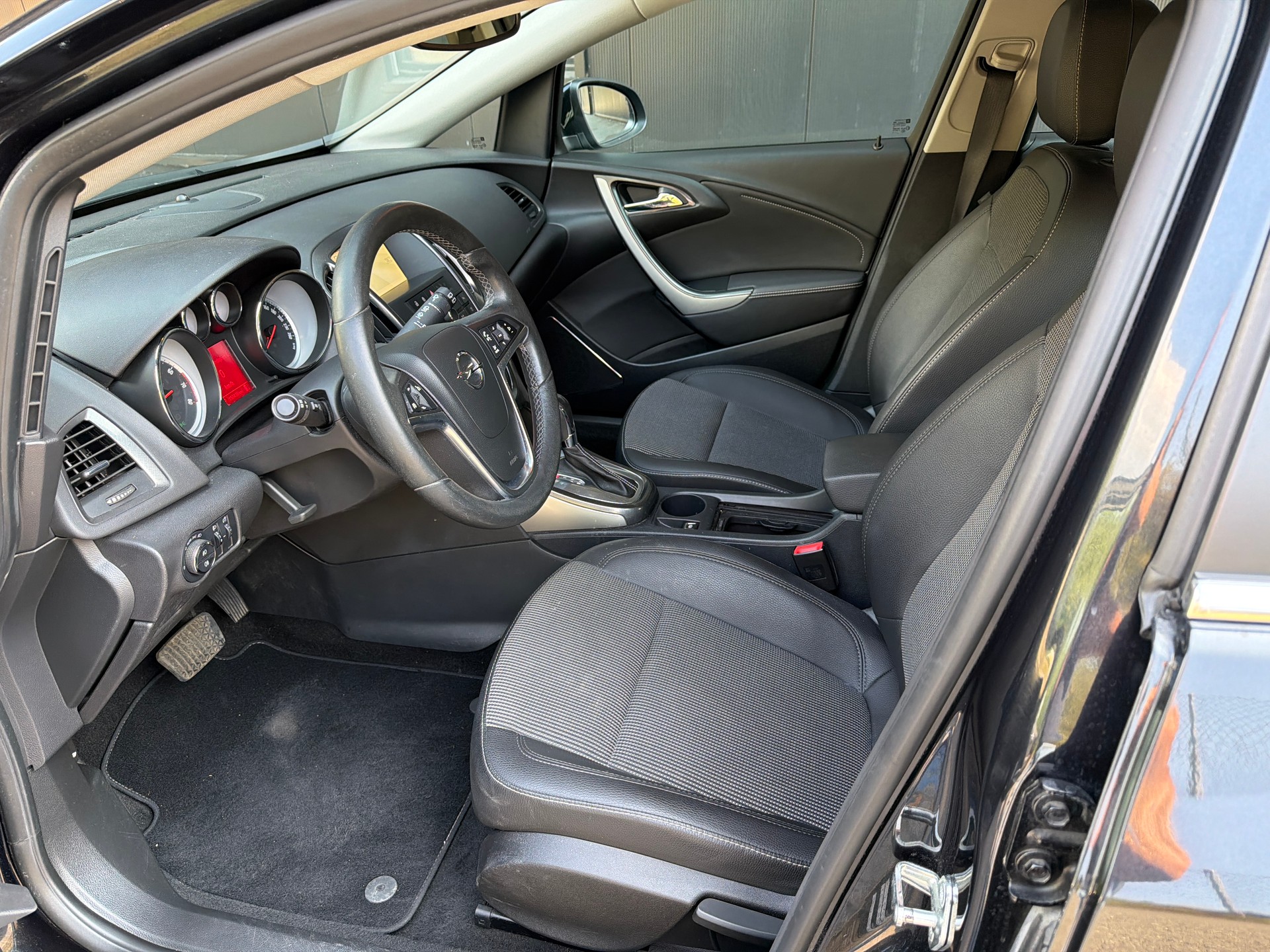 OPEL Astra 1.4i 16V Turbo Cosmo Automatic-image-11