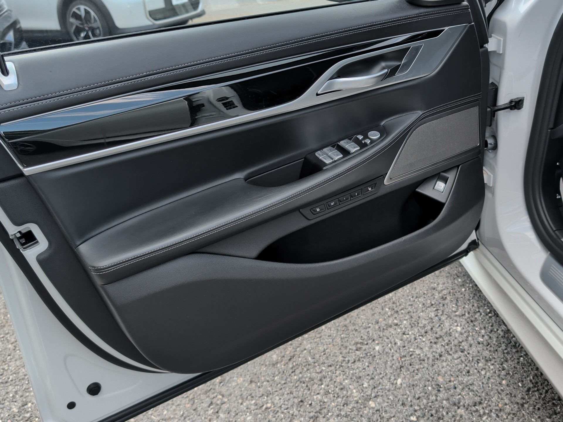BMW 740d xDrive Steptronic-image-11