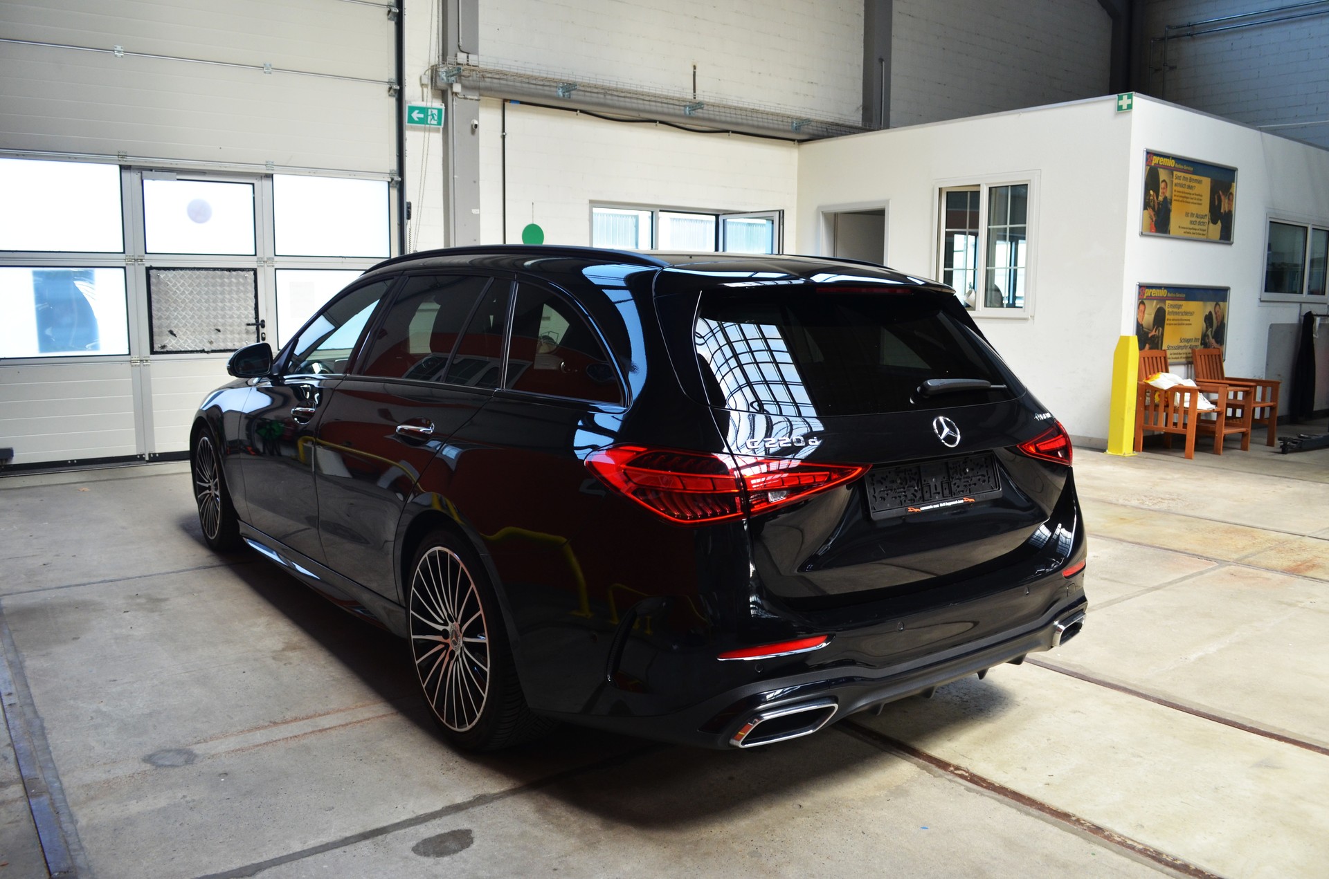 MERCEDES-BENZ C 220 d T 4Matic AMG Line-image-6