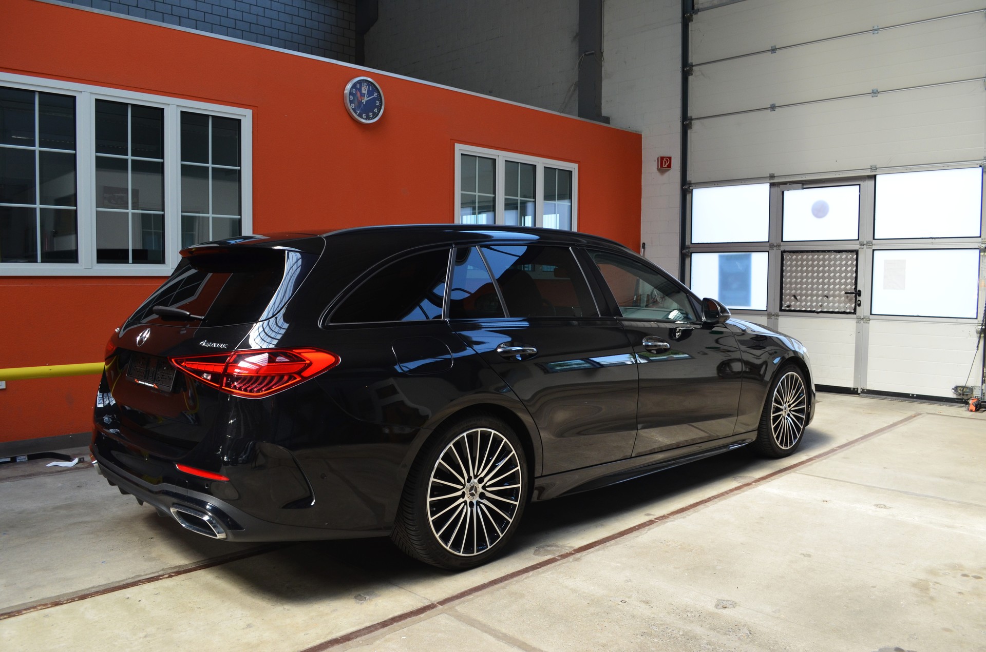 MERCEDES-BENZ C 220 d T 4Matic AMG Line-image-4