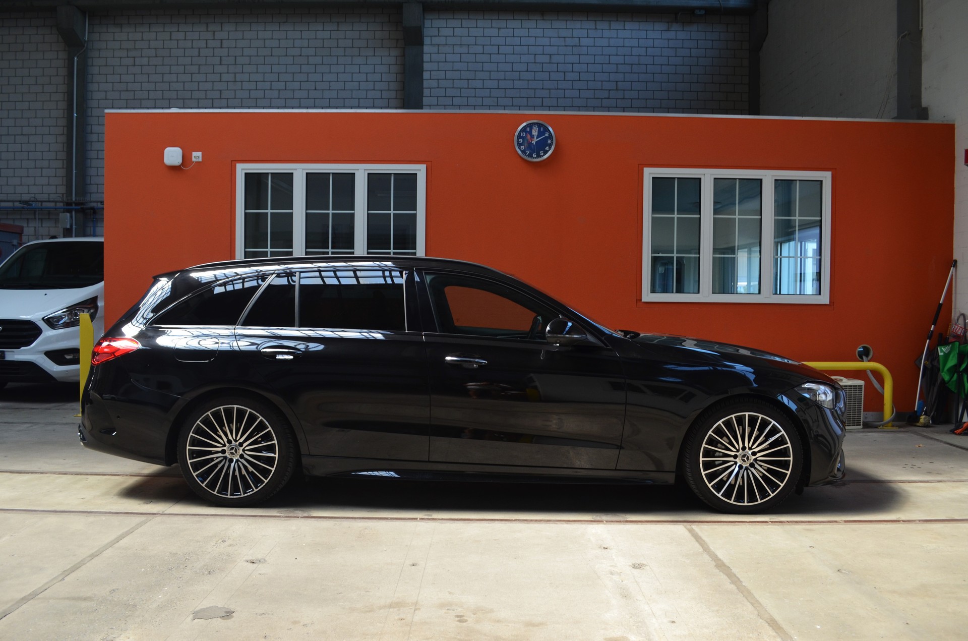MERCEDES-BENZ C 220 d T 4Matic AMG Line-image-3