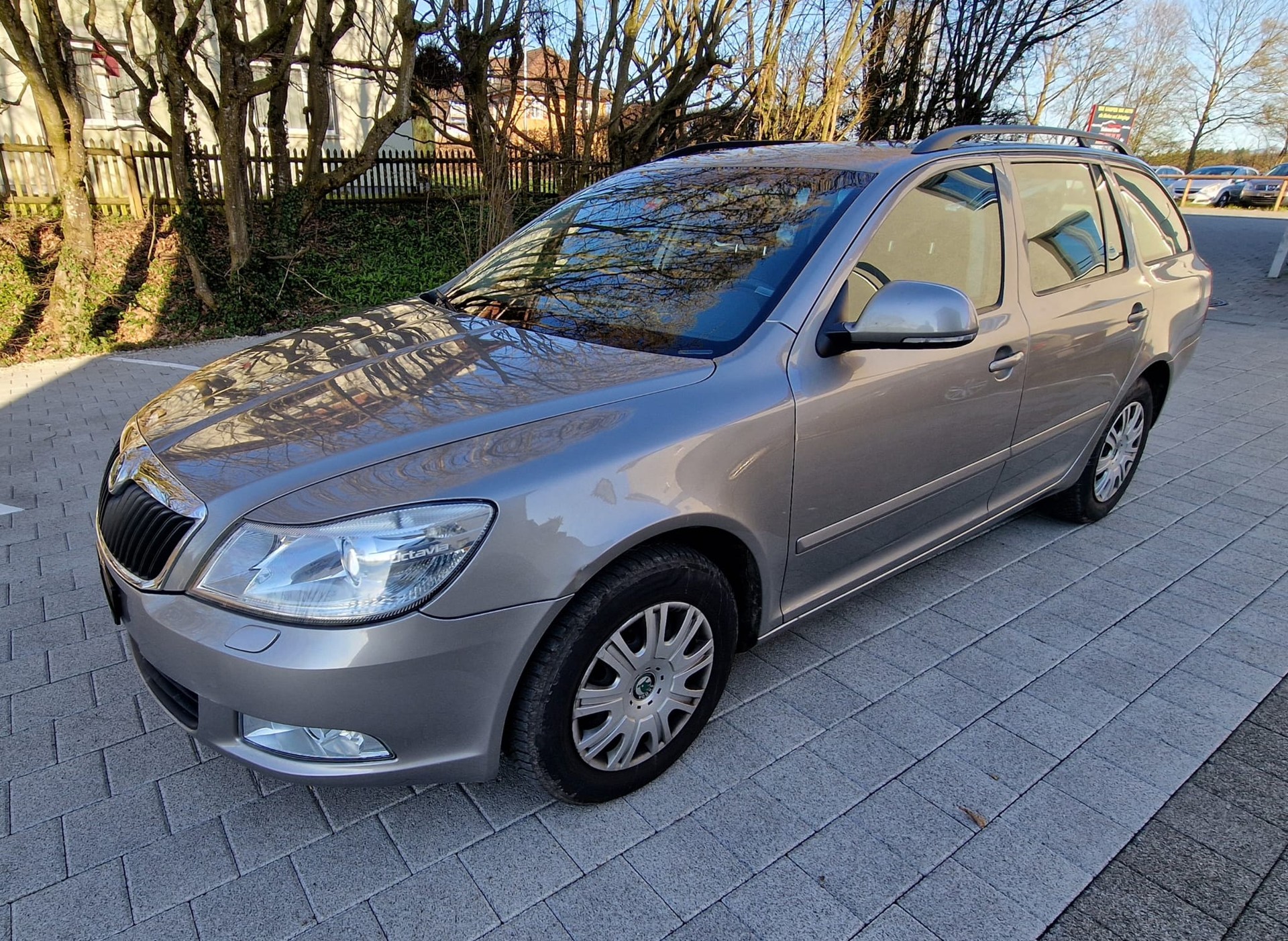 SKODA Octavia Combi 1.8 TSI Elegance DSG-image-1