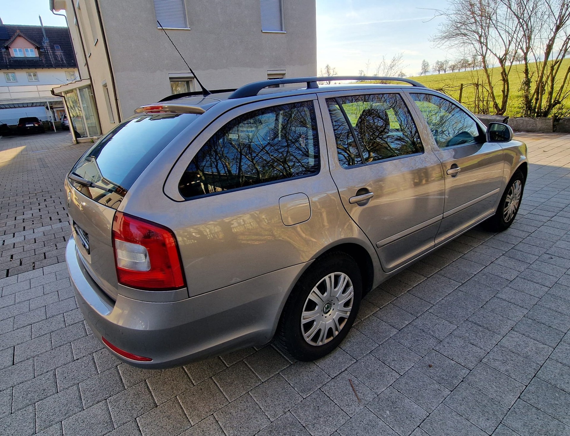 SKODA Octavia Combi 1.8 TSI Elegance DSG-image-5