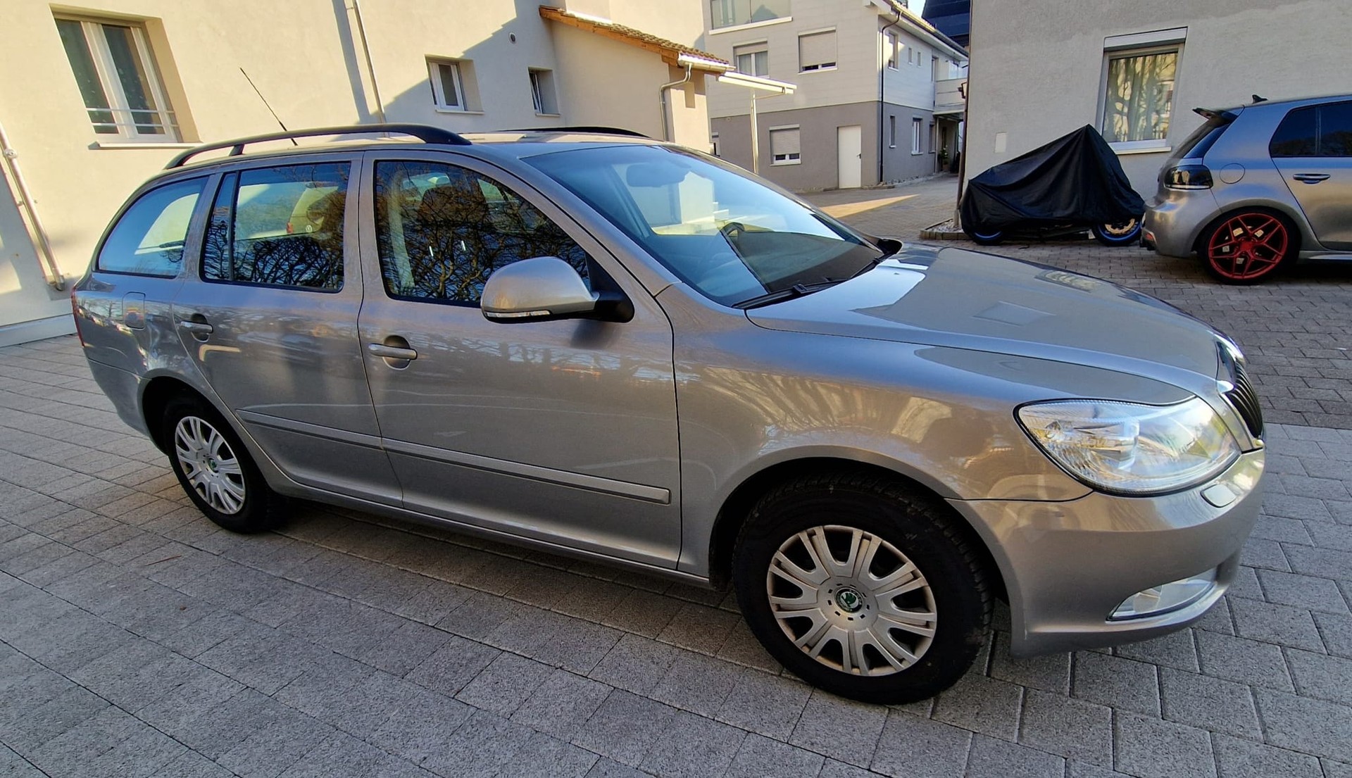 SKODA Octavia Combi 1.8 TSI Elegance DSG-image-2