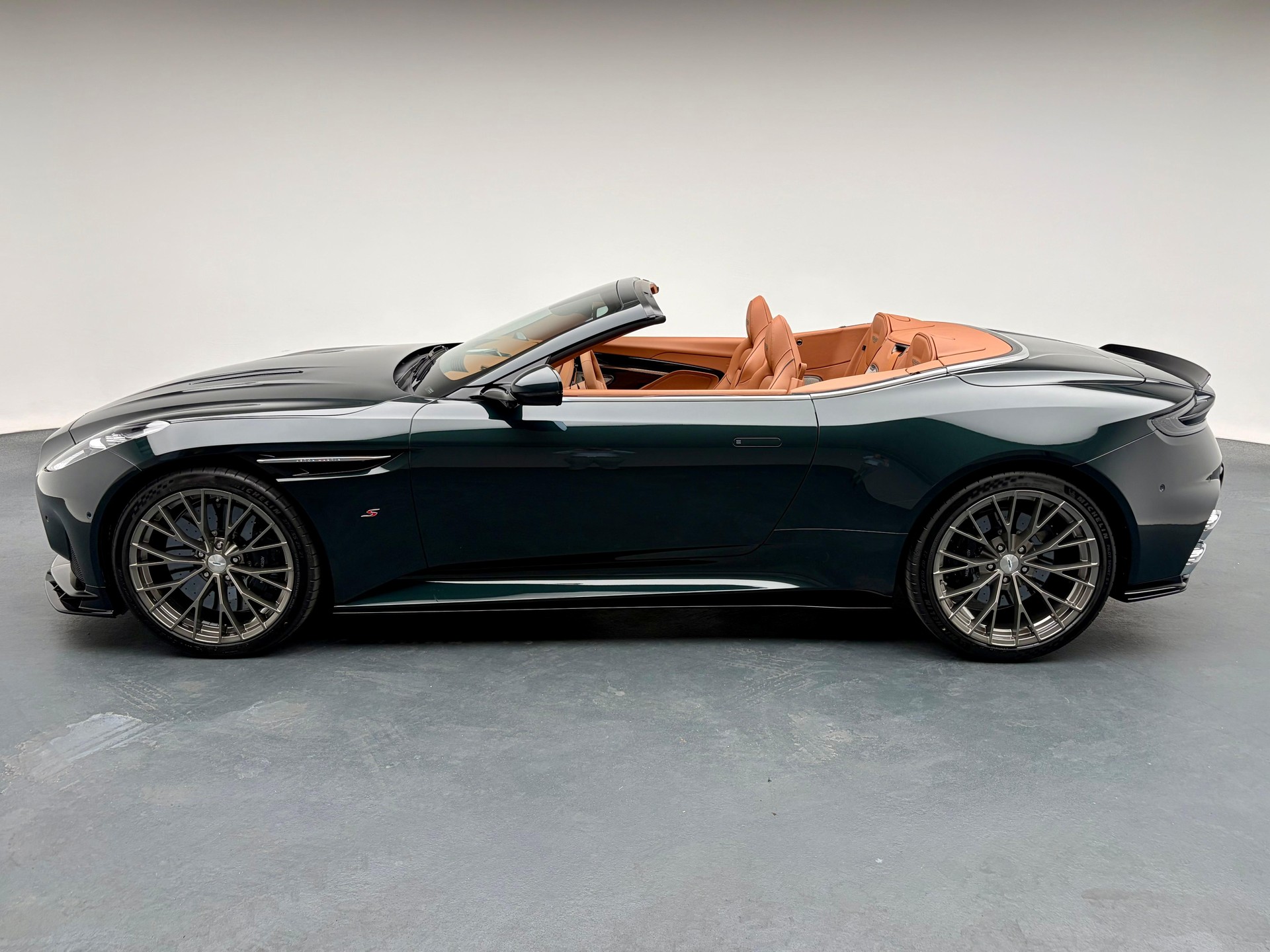 ASTON MARTIN DB12 Volante 4.0 S V8 Bi-Turbo-showroom-element-1