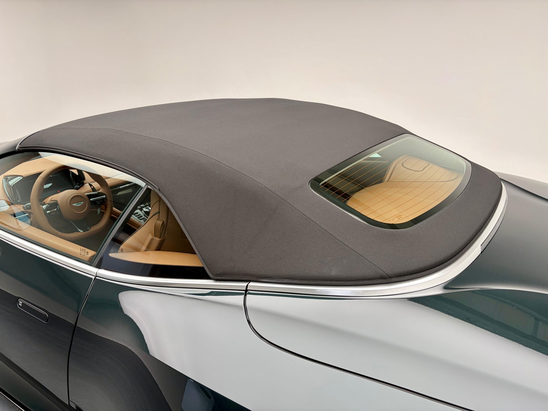 ASTON MARTIN DB12 Volante 4.0 S V8 Bi-Turbo-image-28