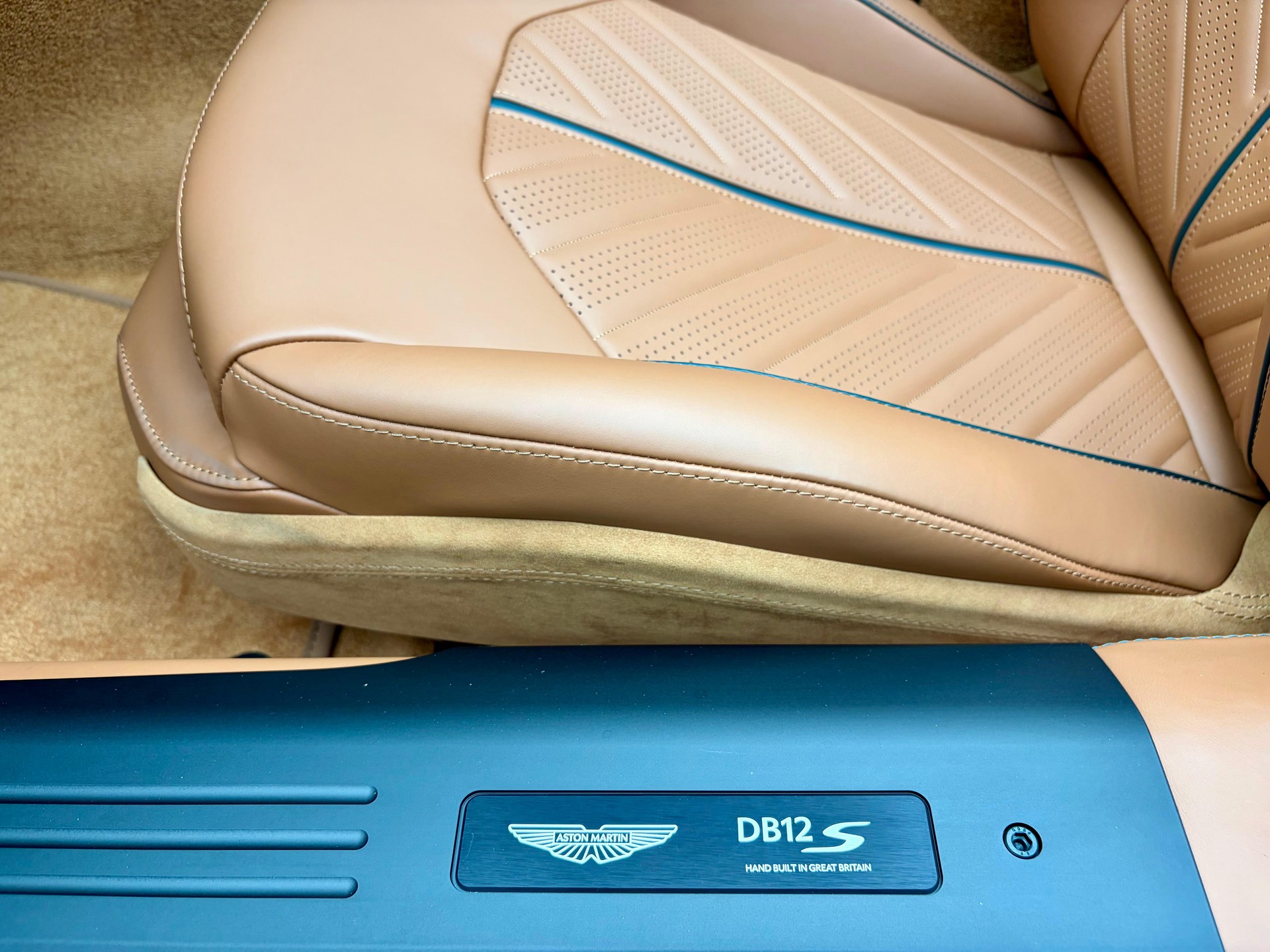 ASTON MARTIN DB12 Volante 4.0 S V8 Bi-Turbo-image-14