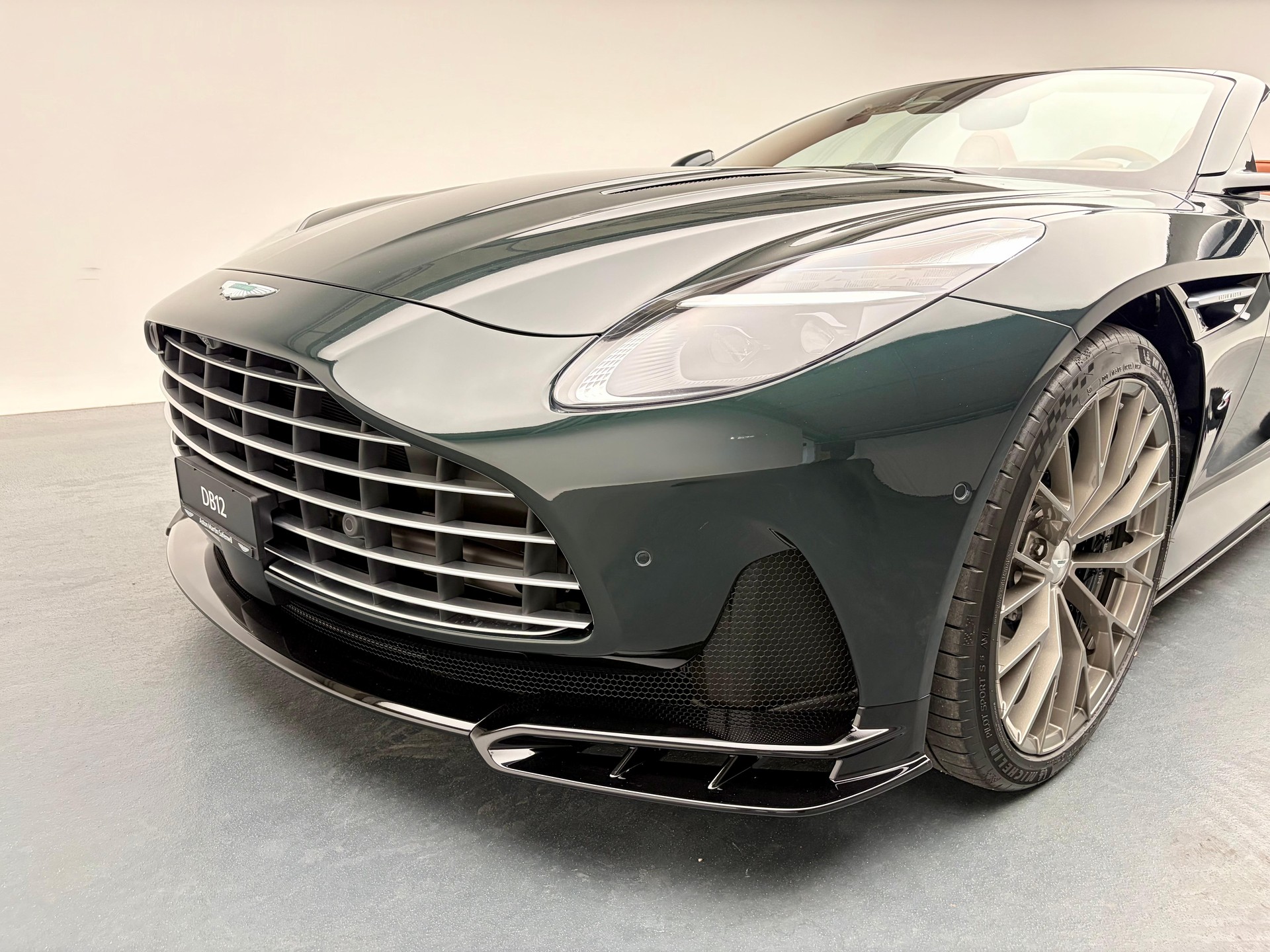 ASTON MARTIN DB12 Volante 4.0 S V8 Bi-Turbo-image-18