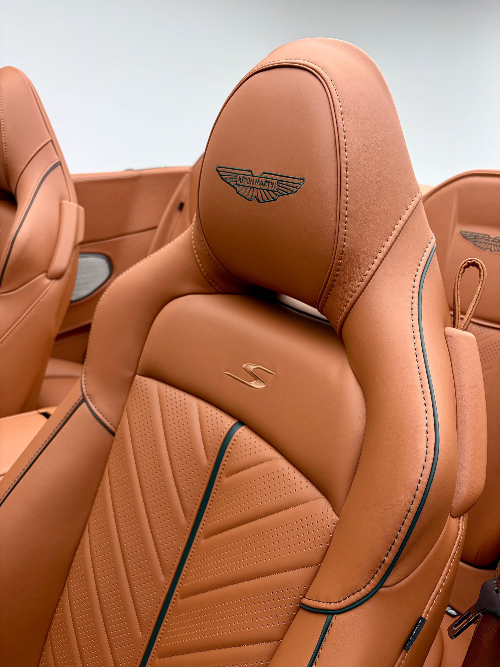 ASTON MARTIN DB12 Volante 4.0 S V8 Bi-Turbo-image-7