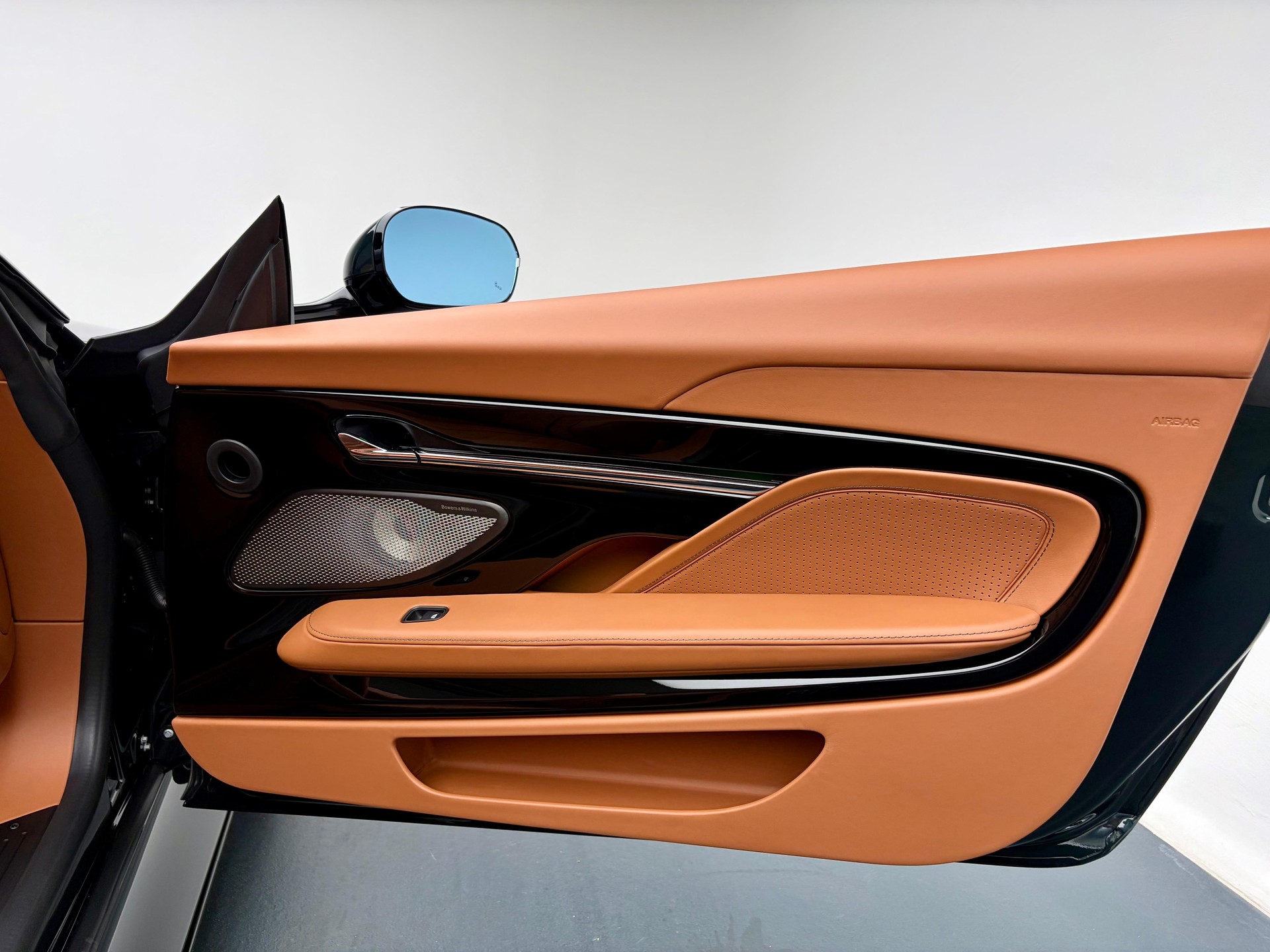 ASTON MARTIN DB12 Volante 4.0 S V8 Bi-Turbo-image-11