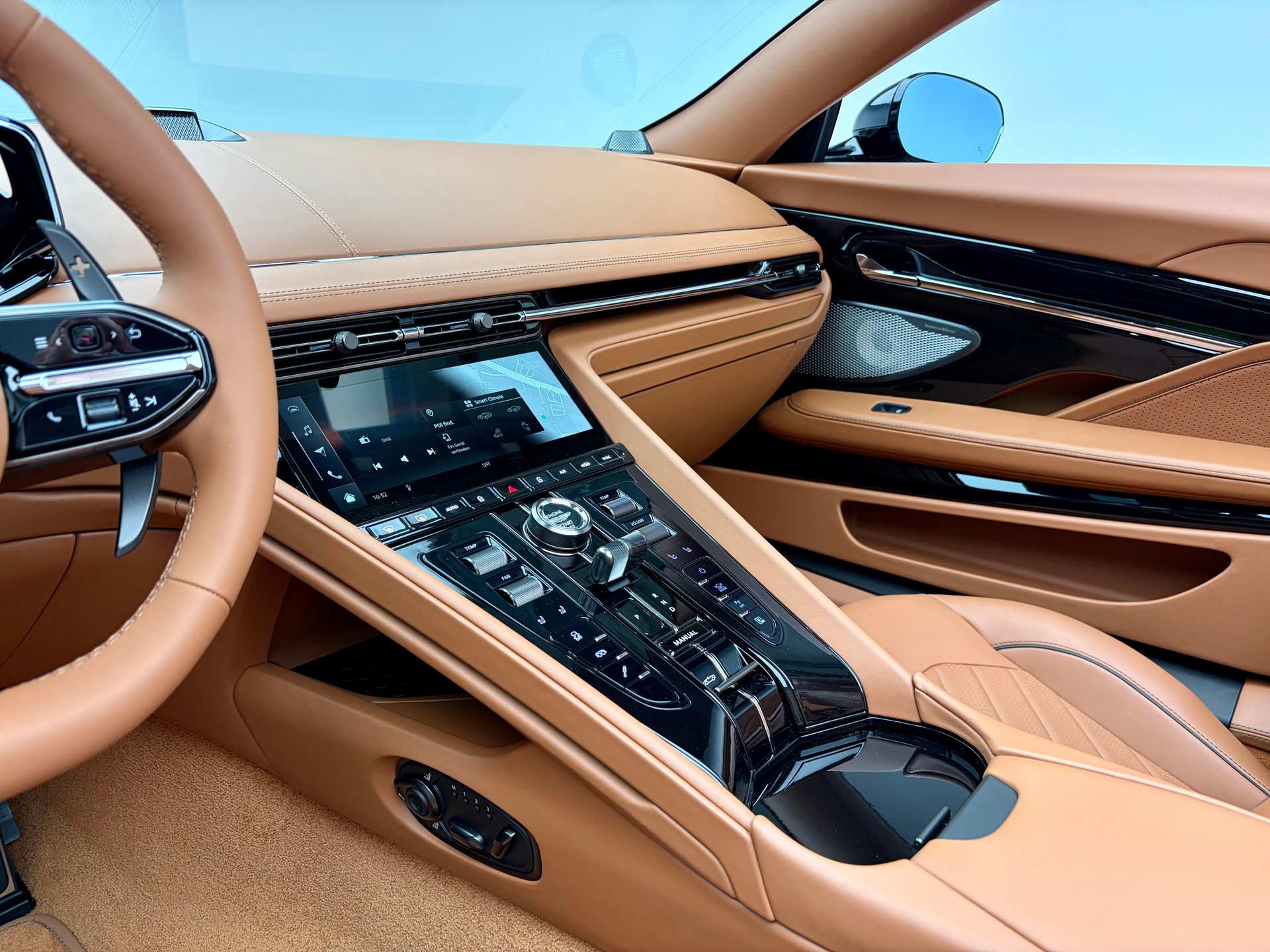ASTON MARTIN DB12 Volante 4.0 S V8 Bi-Turbo-image-9