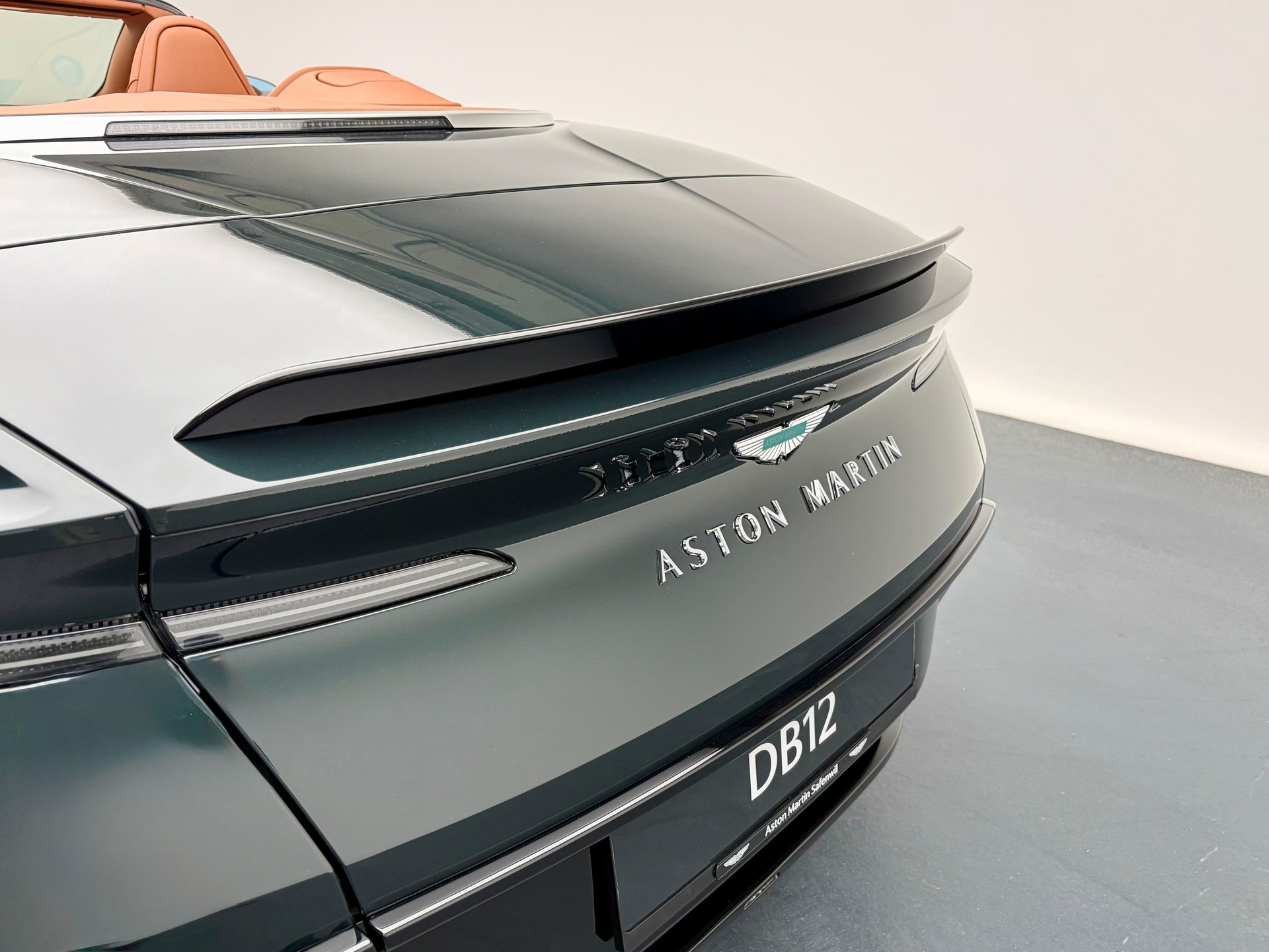 ASTON MARTIN DB12 Volante 4.0 S V8 Bi-Turbo-image-24