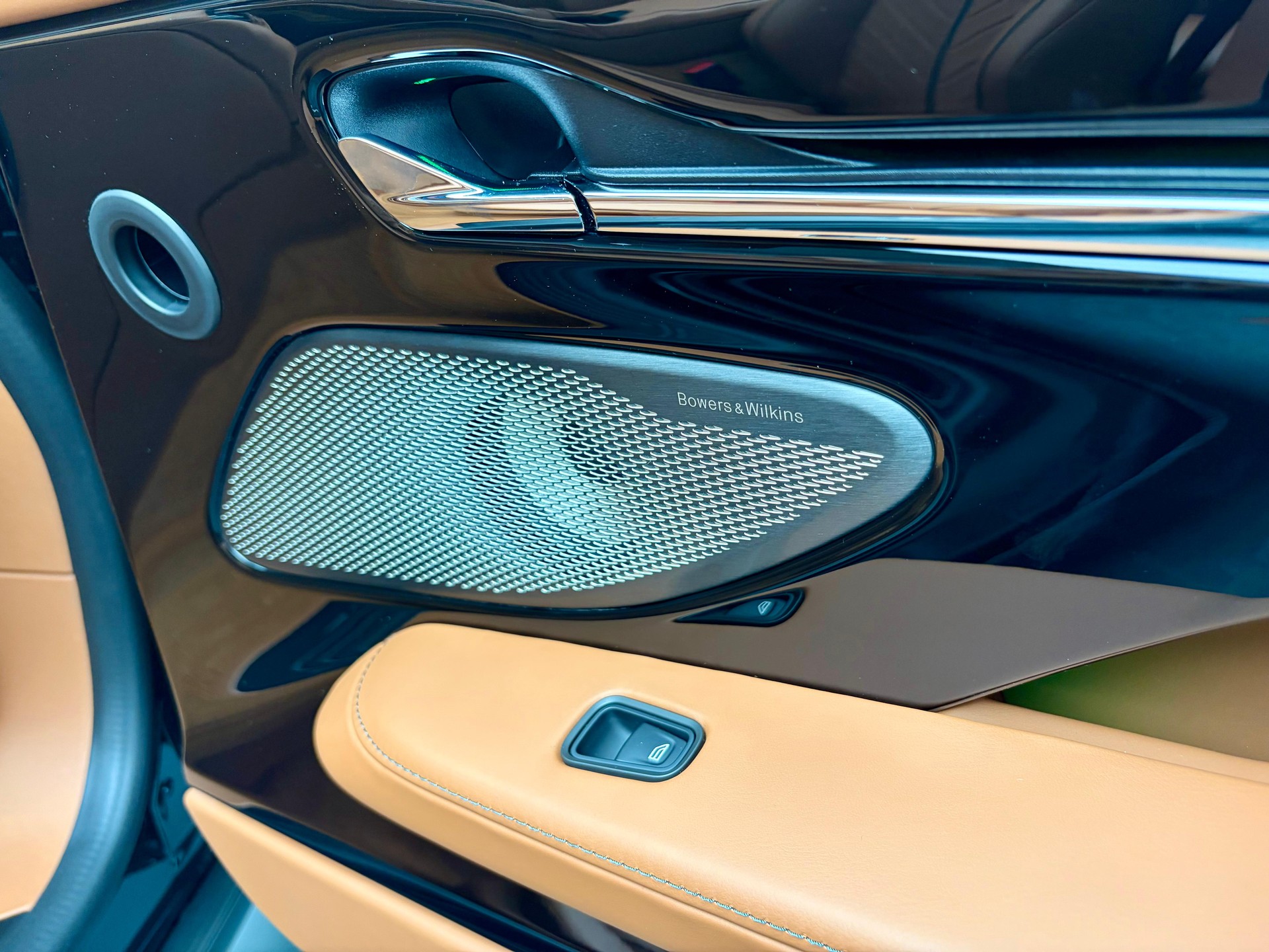 ASTON MARTIN DB12 Volante 4.0 S V8 Bi-Turbo-image-12