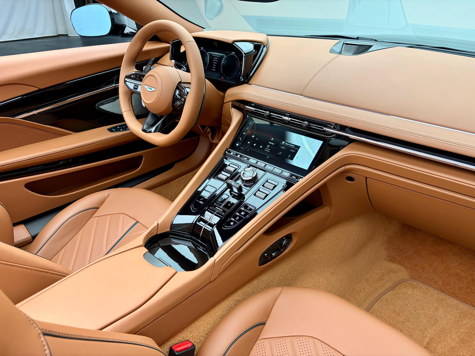 ASTON MARTIN DB12 Volante 4.0 S V8 Bi-Turbo-image-10