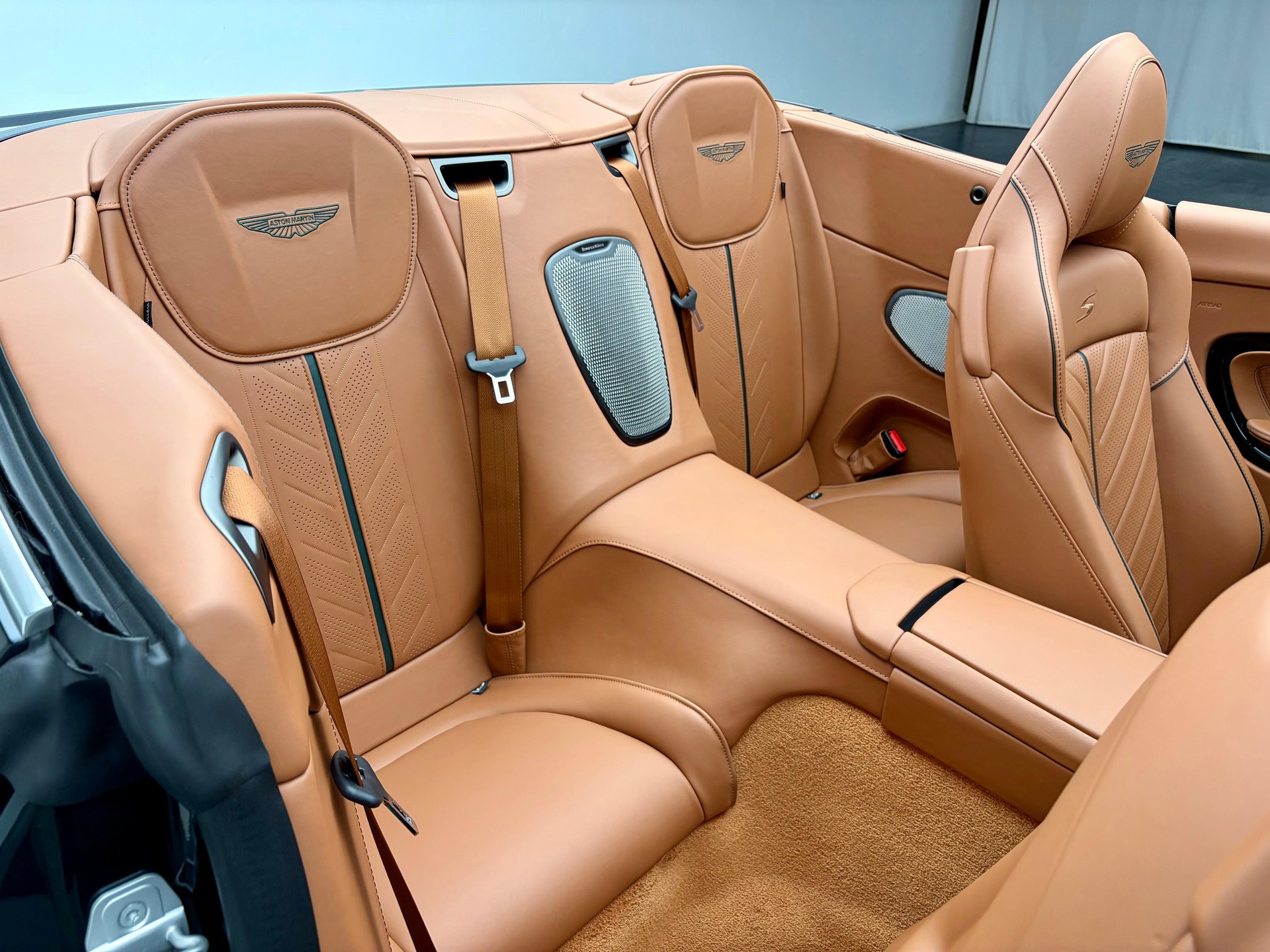 ASTON MARTIN DB12 Volante 4.0 S V8 Bi-Turbo-image-16