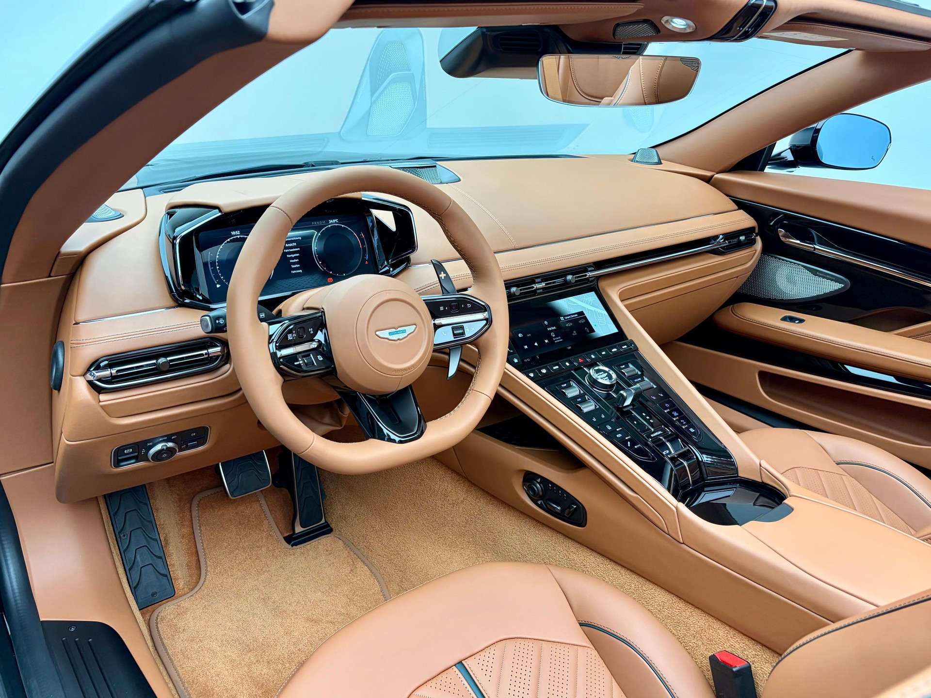 ASTON MARTIN DB12 Volante 4.0 S V8 Bi-Turbo-image-4