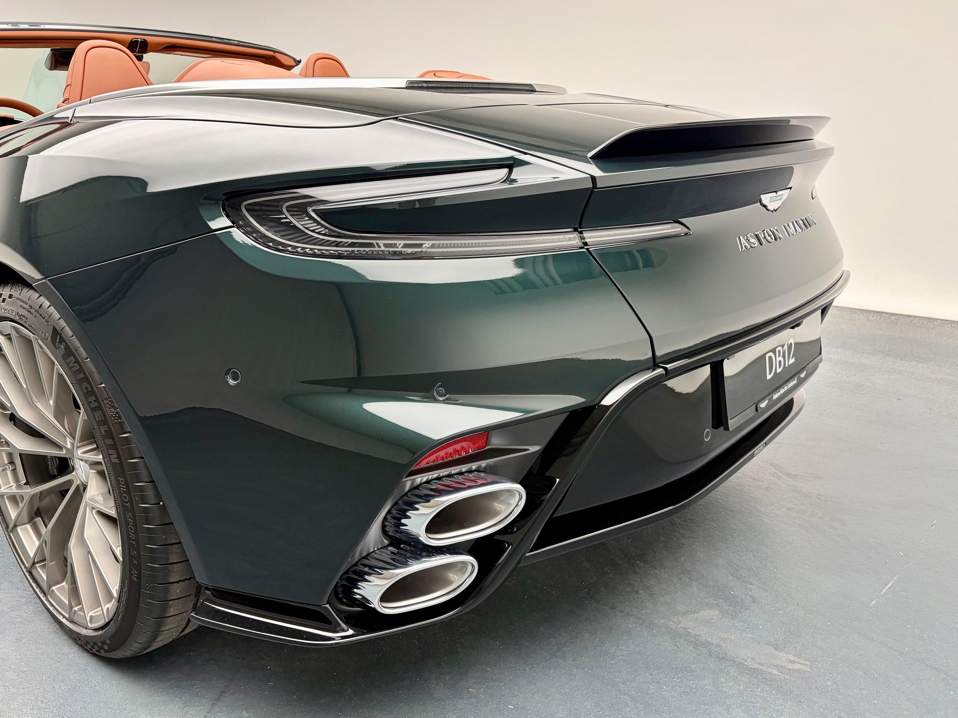 ASTON MARTIN DB12 Volante 4.0 S V8 Bi-Turbo-image-23