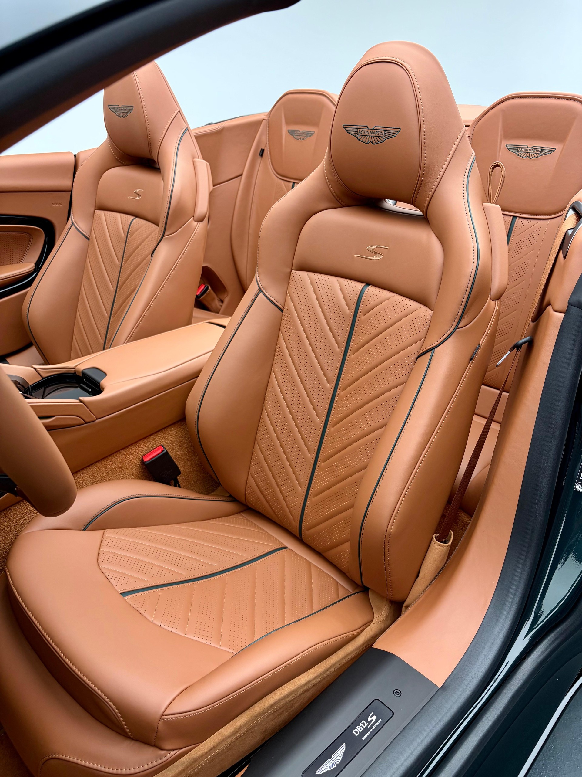 ASTON MARTIN DB12 Volante 4.0 S V8 Bi-Turbo-image-6