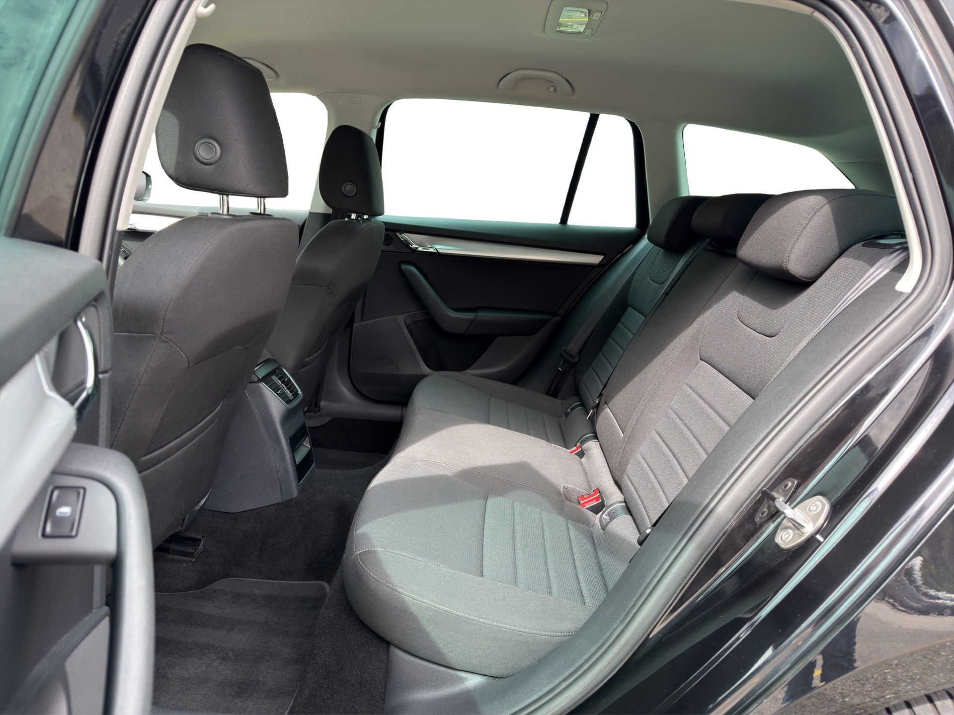 SKODA Octavia Combi 1.8 TSI Elegance 4x4 DSG-image-16