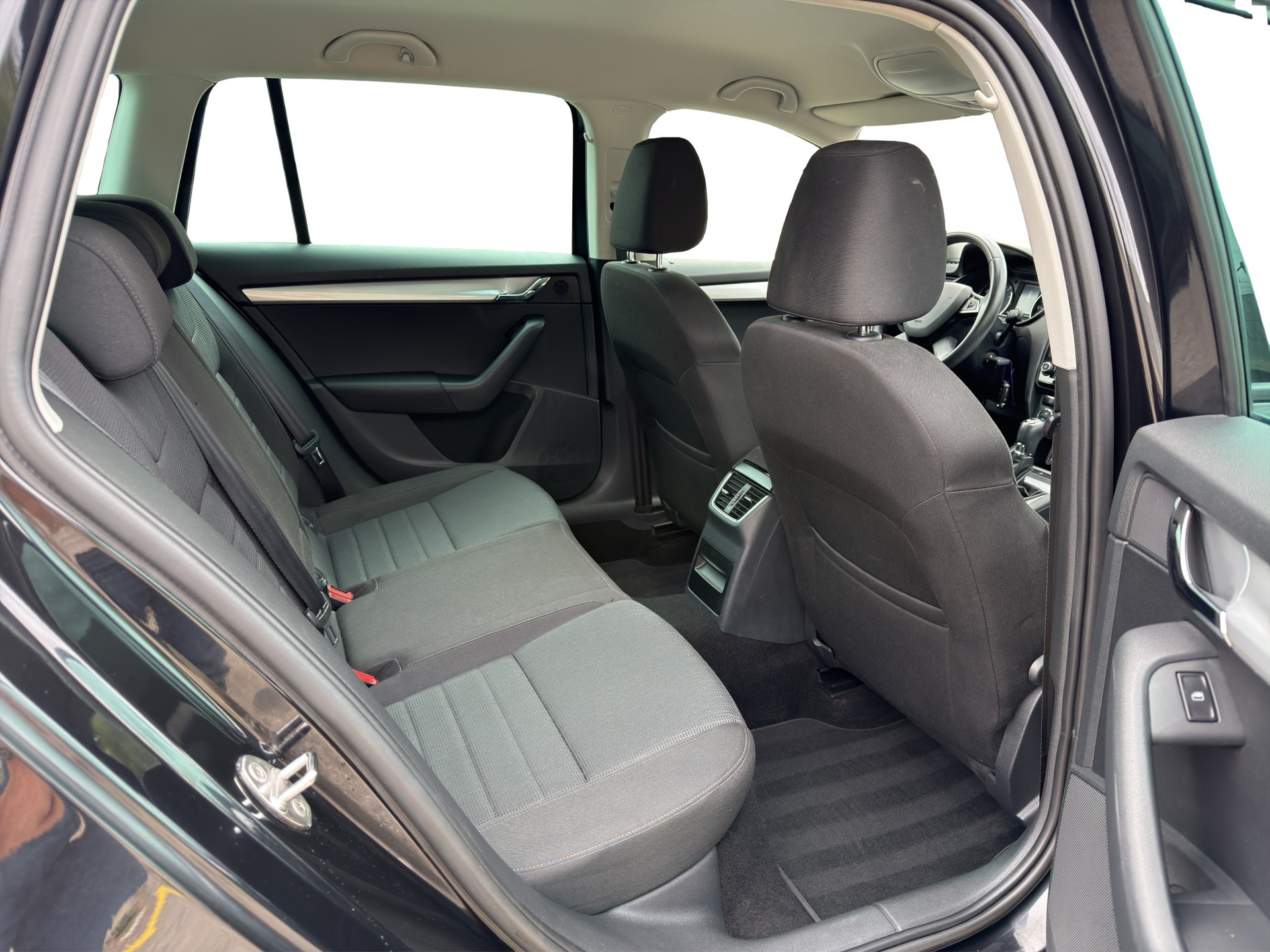 SKODA Octavia Combi 1.8 TSI Elegance 4x4 DSG-image-9
