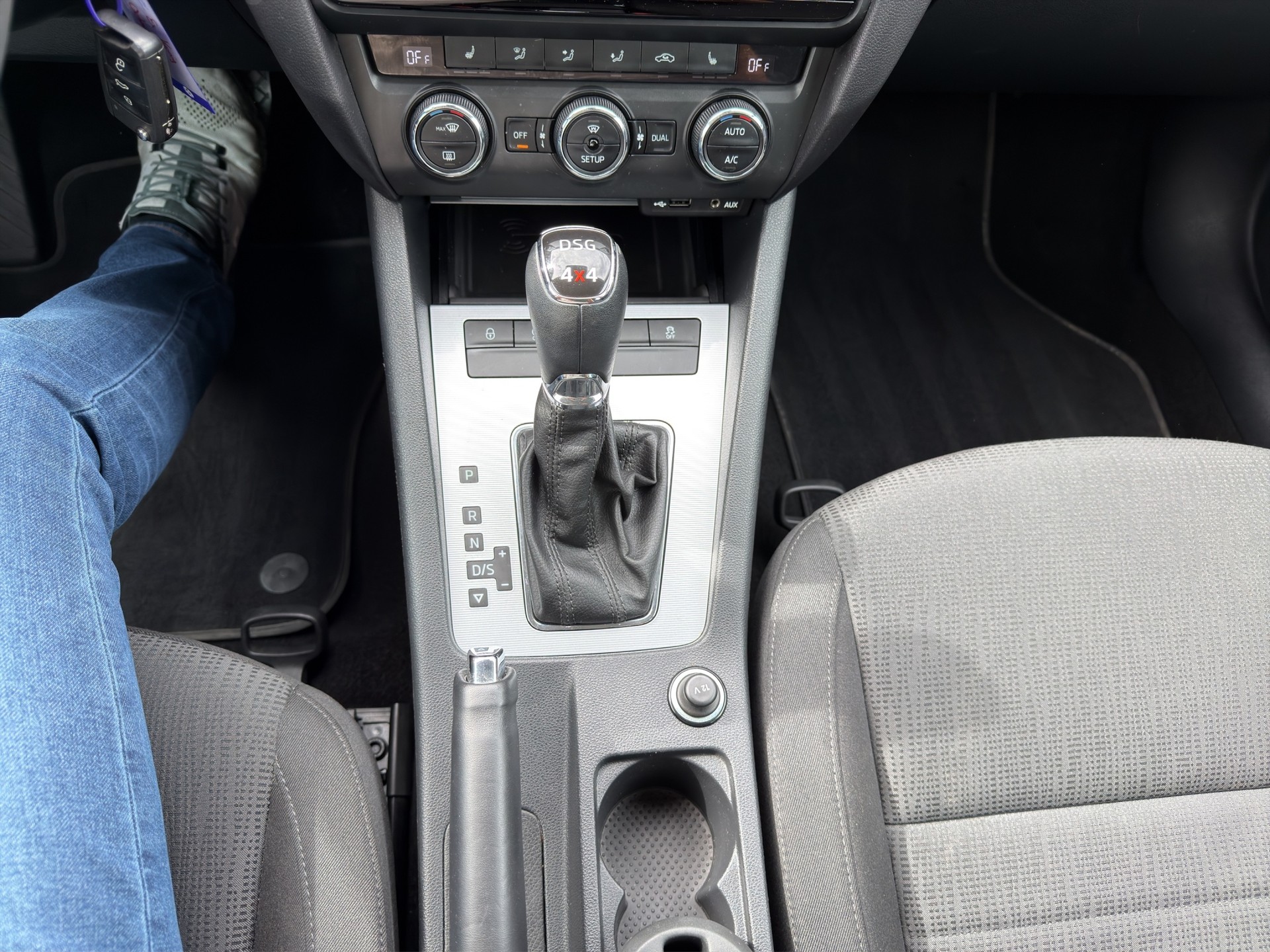 SKODA Octavia Combi 1.8 TSI Elegance 4x4 DSG-image-24